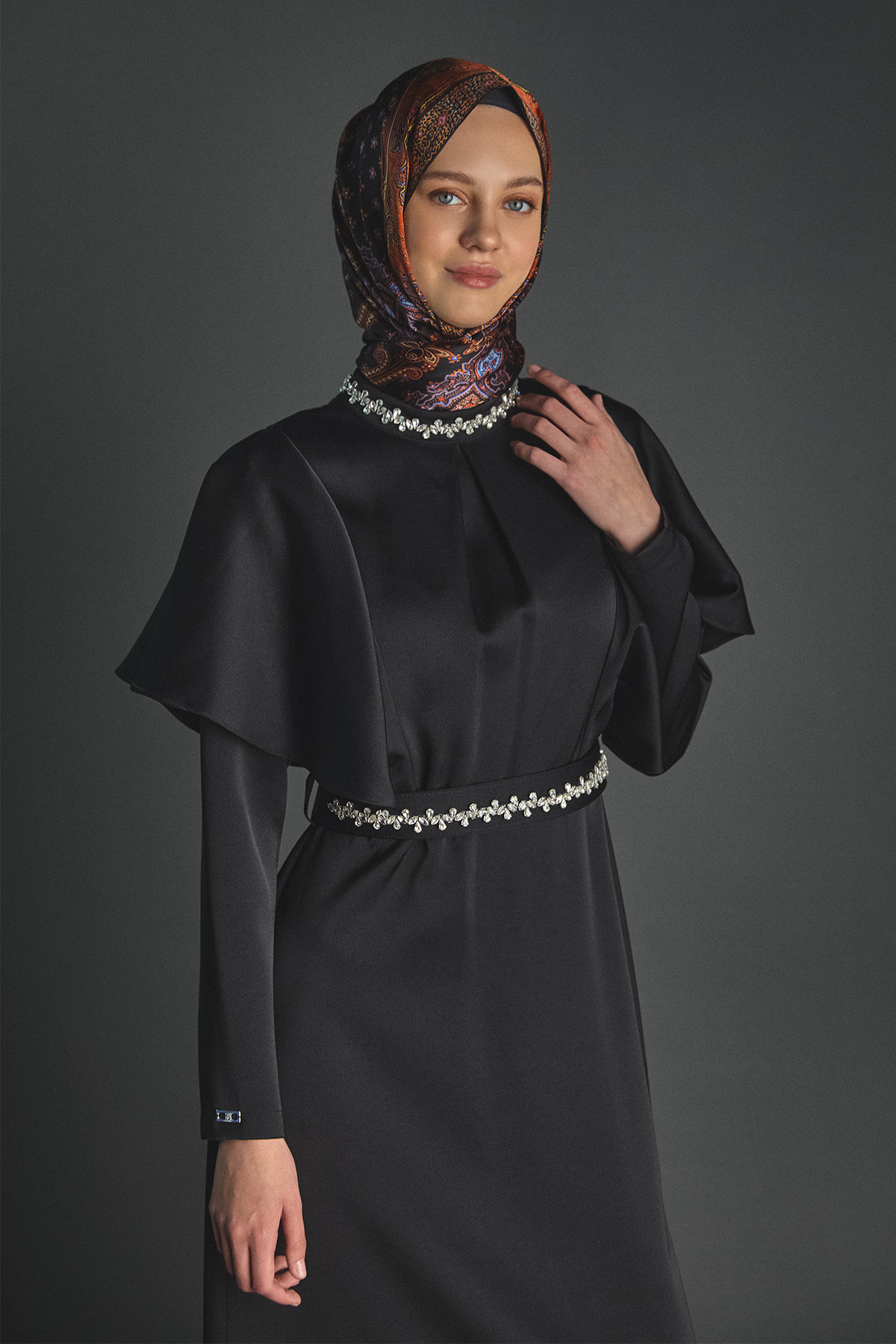 Taş Detaylı Volanlı Kemerli Elbise