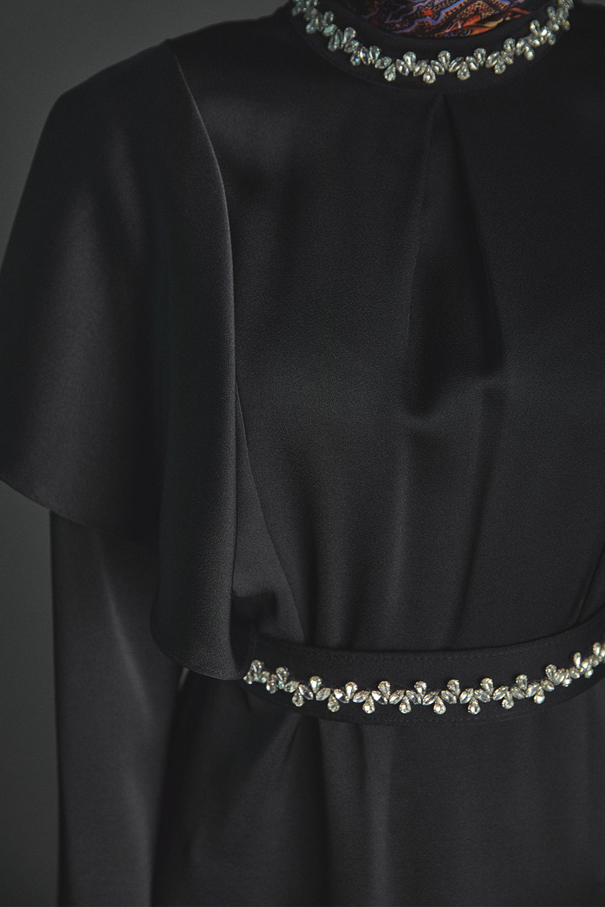 Taş Detaylı Volanlı Kemerli Elbise