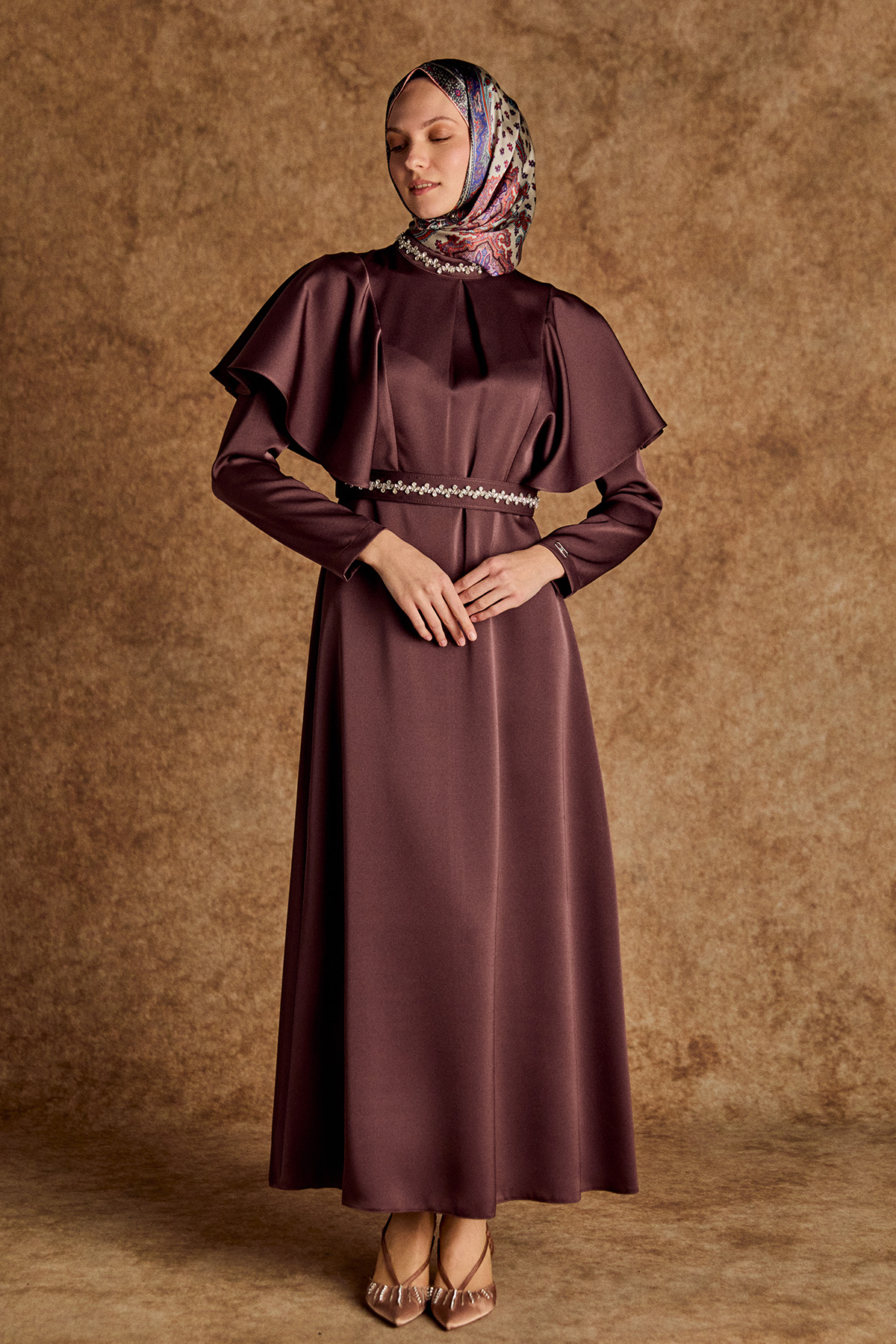 Taş Detaylı Volanlı Kemerli Elbise