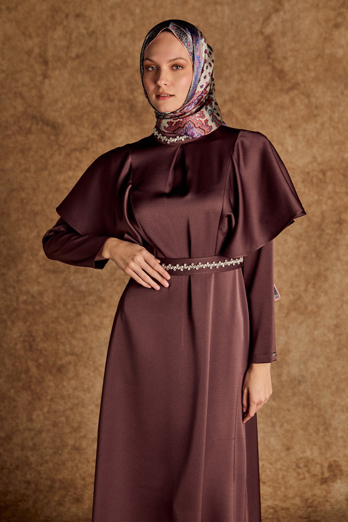 Taş Detaylı Volanlı Kemerli Elbise