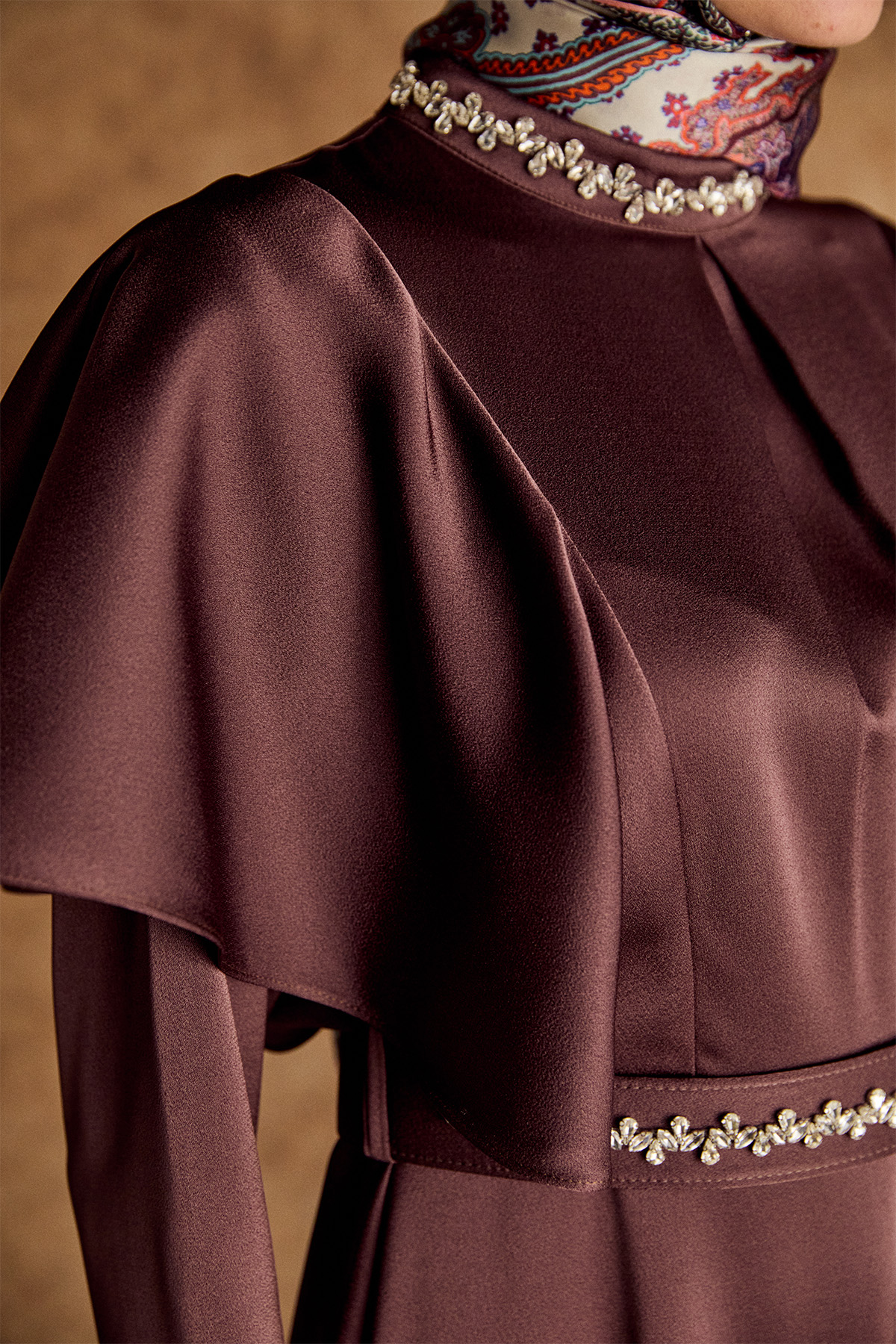 Taş Detaylı Volanlı Kemerli Elbise