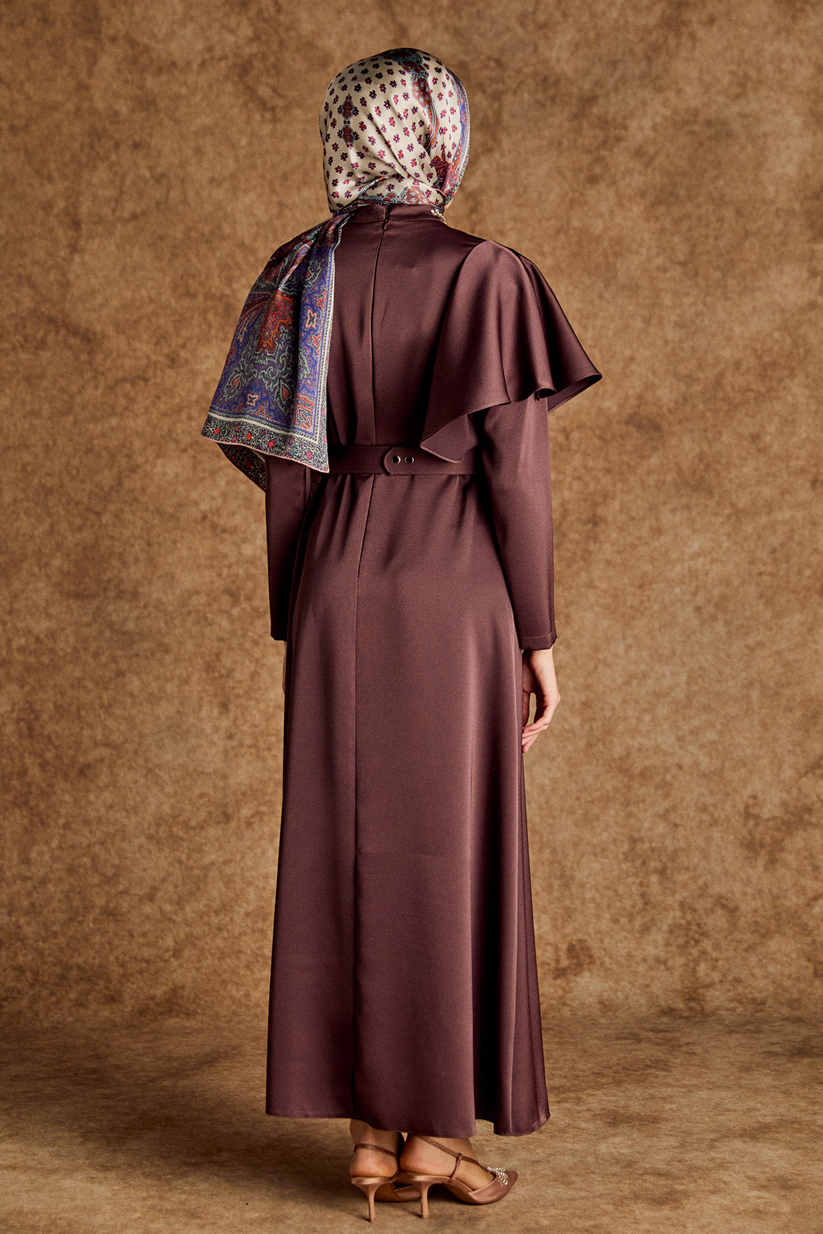 Taş Detaylı Volanlı Kemerli Elbise