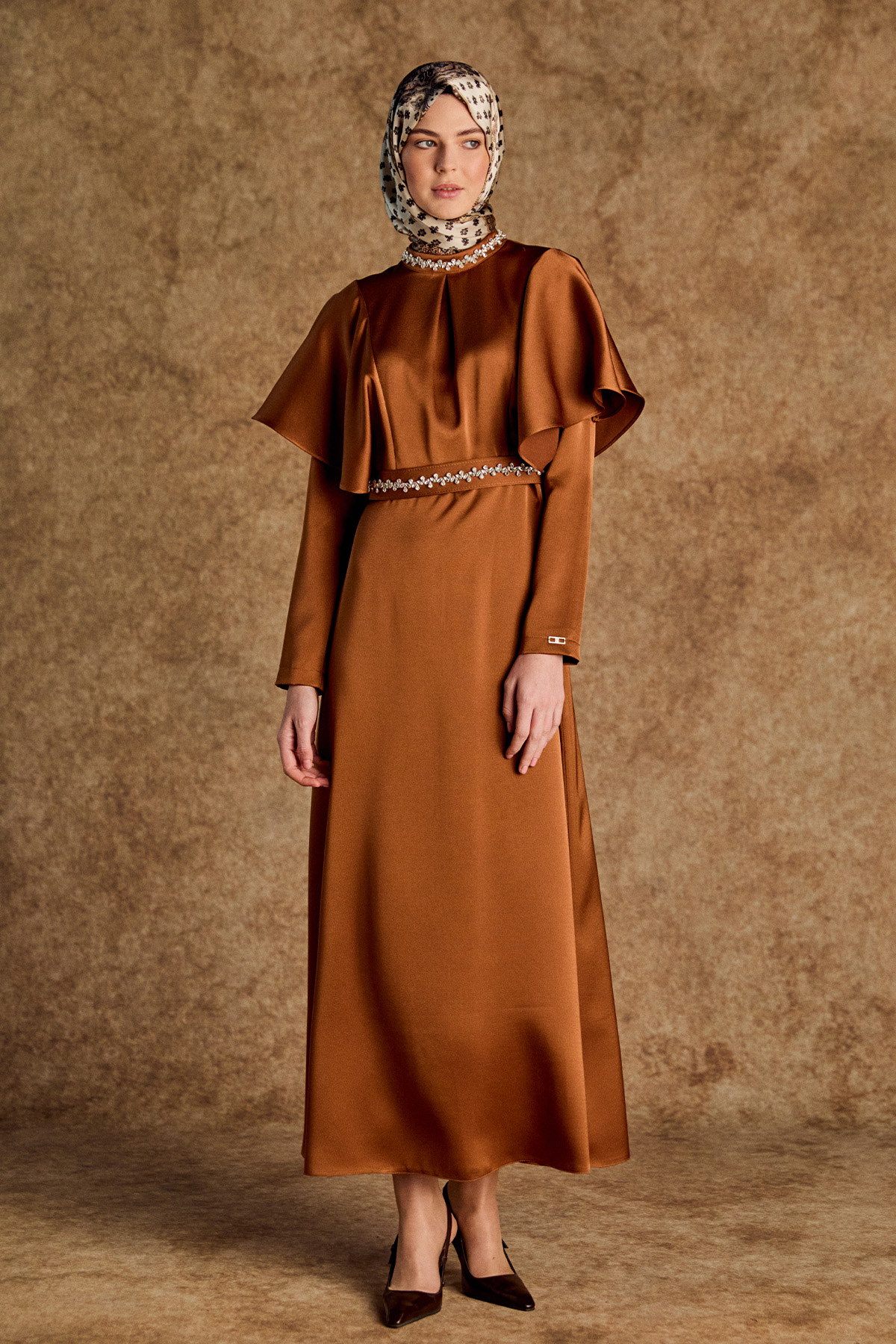 Taş Detaylı Volanlı Kemerli Elbise