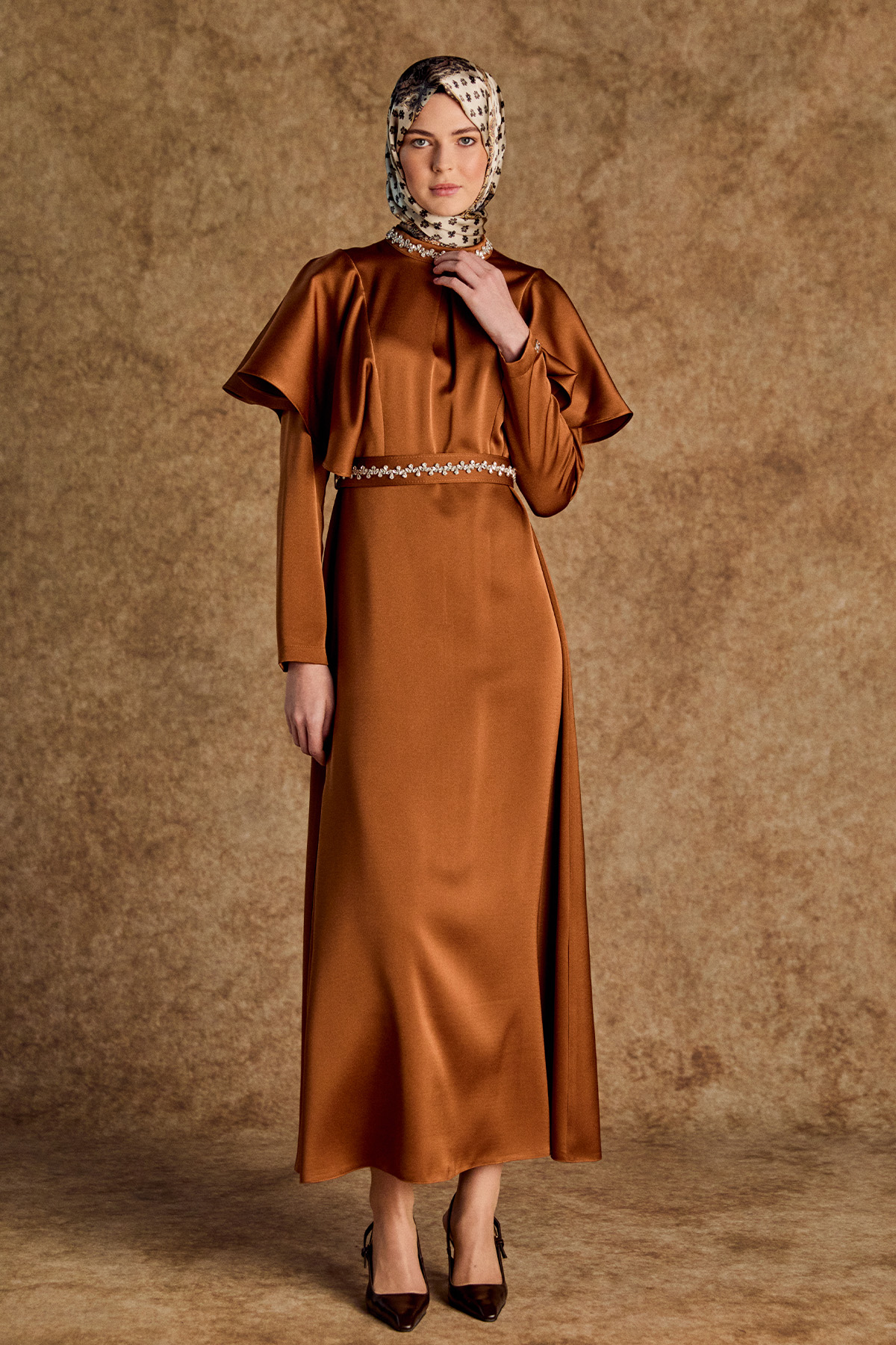 Taş Detaylı Volanlı Kemerli Elbise