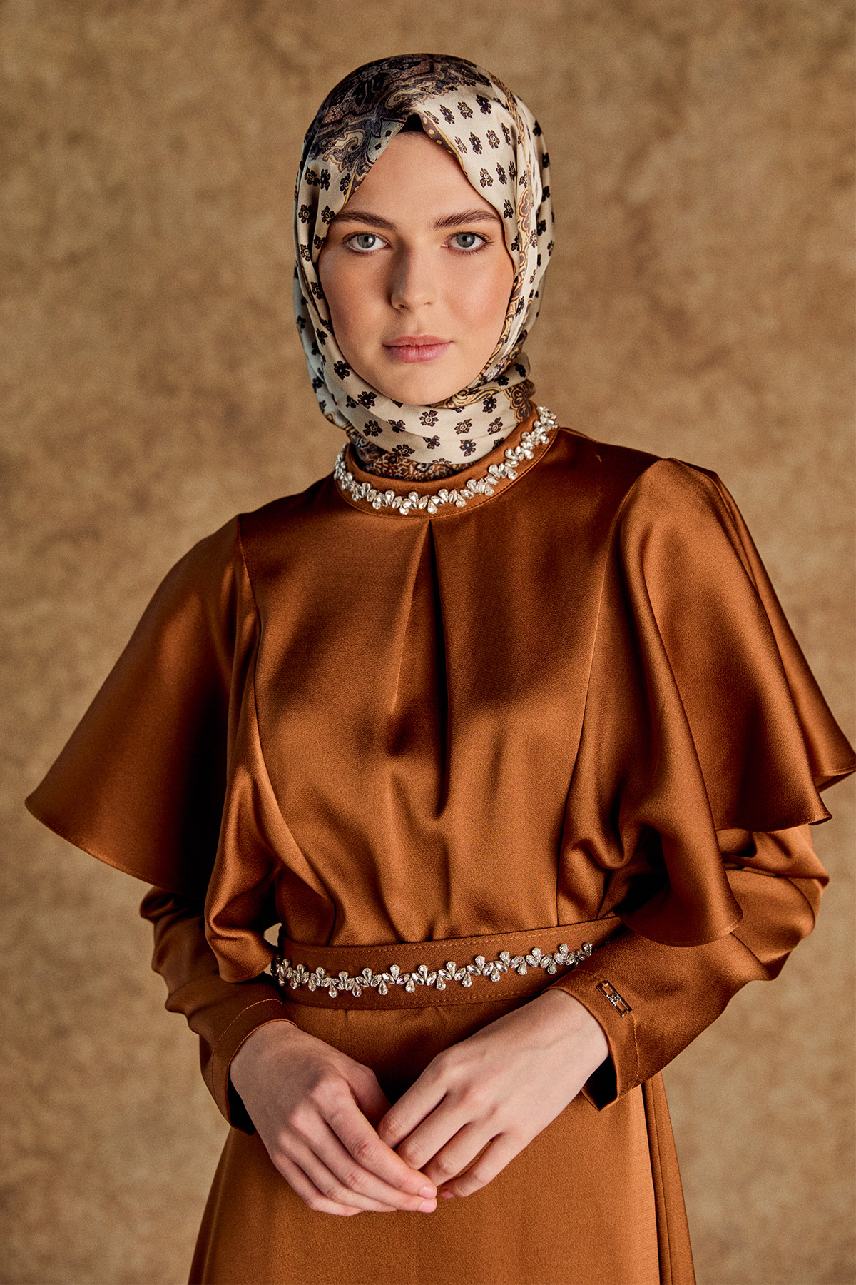 Taş Detaylı Volanlı Kemerli Elbise