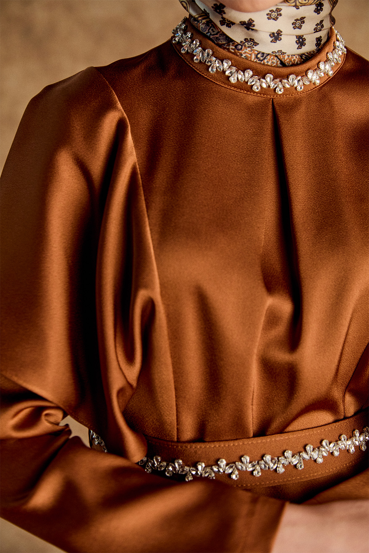 Taş Detaylı Volanlı Kemerli Elbise