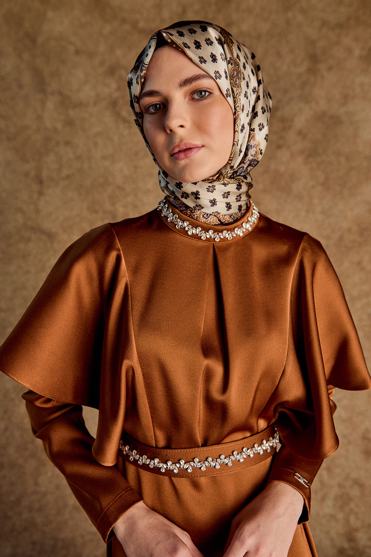 Taş Detaylı Volanlı Kemerli Elbise