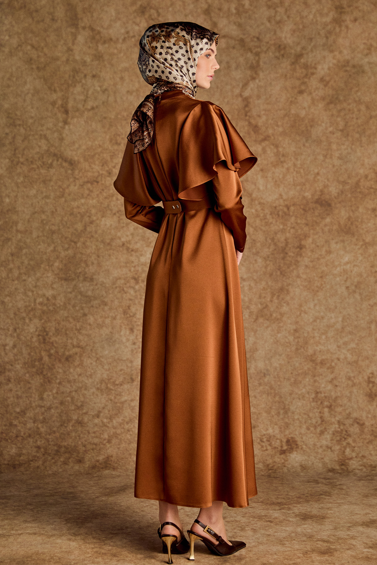 Taş Detaylı Volanlı Kemerli Elbise