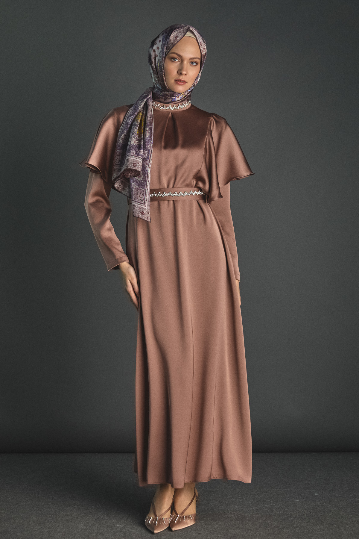 Taş Detaylı Volanlı Kemerli Elbise