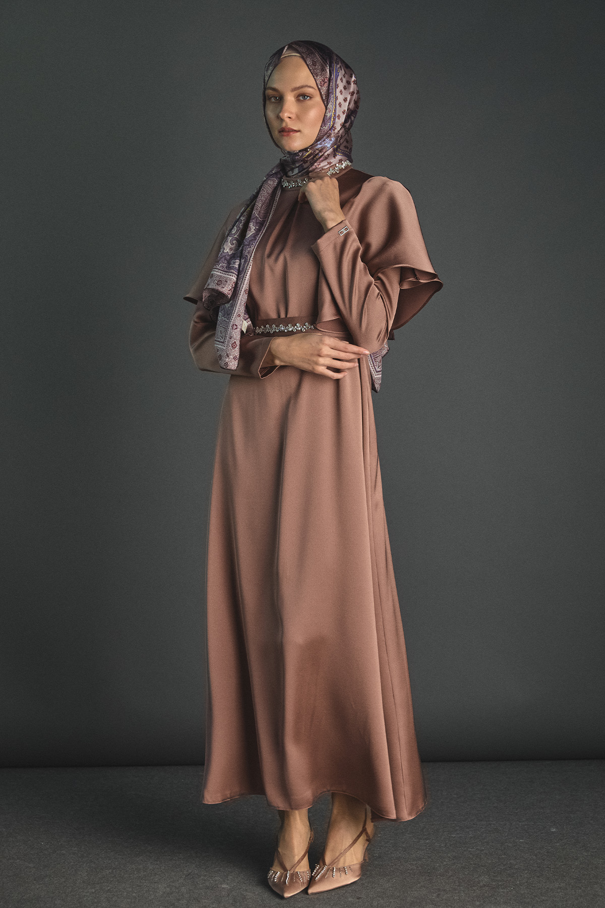 Taş Detaylı Volanlı Kemerli Elbise