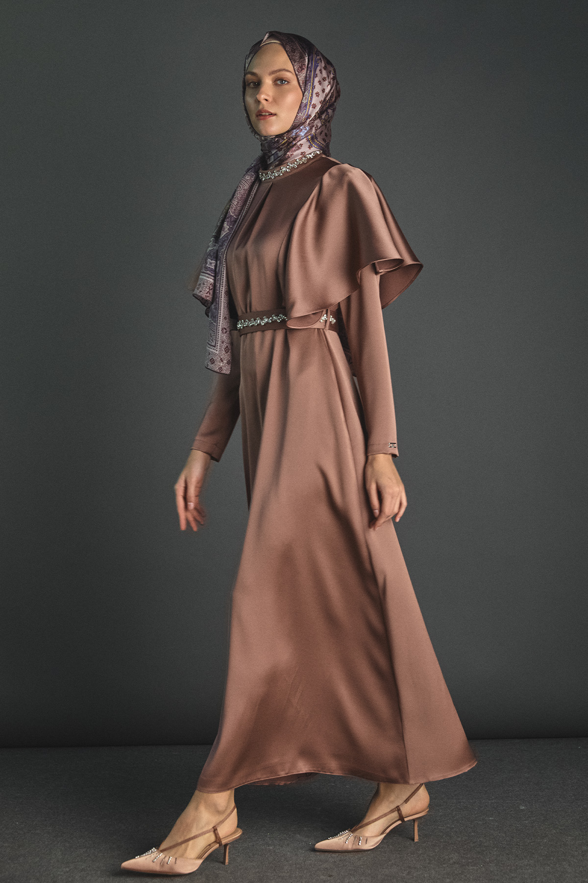 Taş Detaylı Volanlı Kemerli Elbise