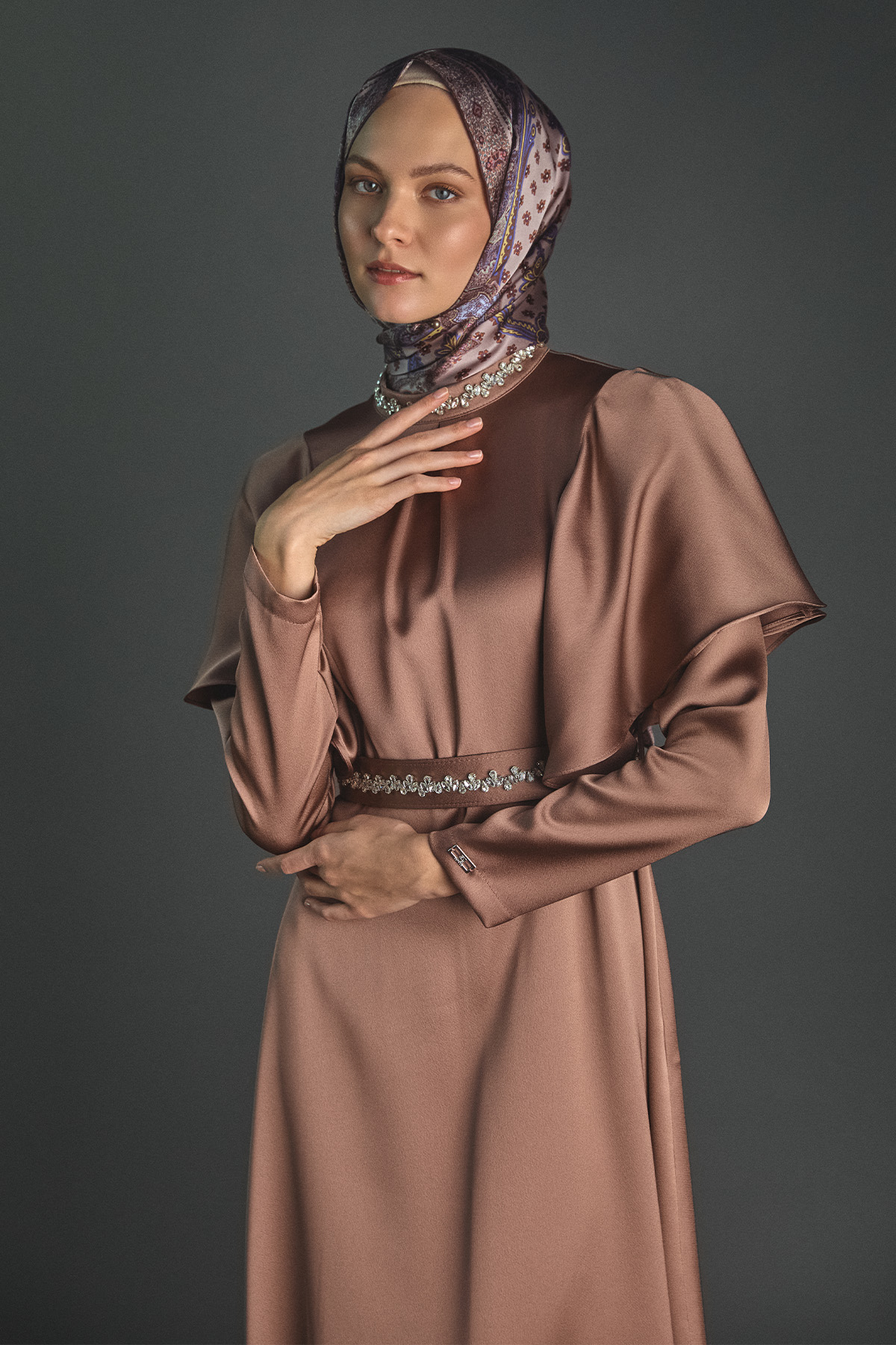 Taş Detaylı Volanlı Kemerli Elbise