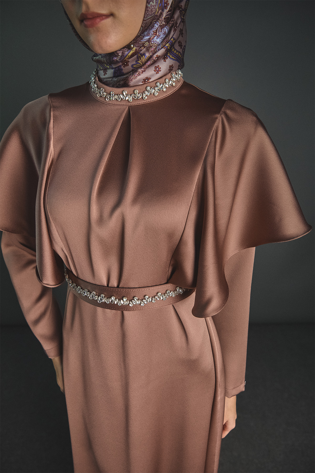 Taş Detaylı Volanlı Kemerli Elbise