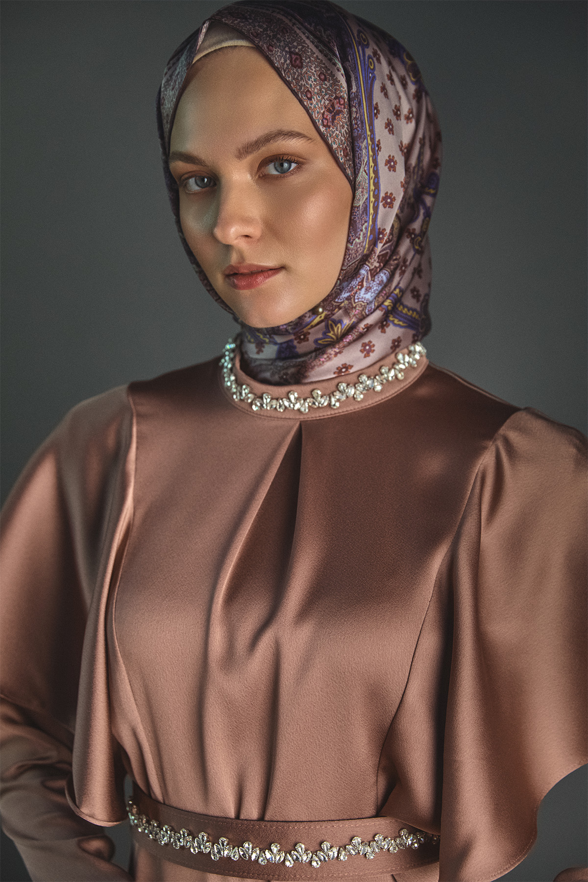 Taş Detaylı Volanlı Kemerli Elbise