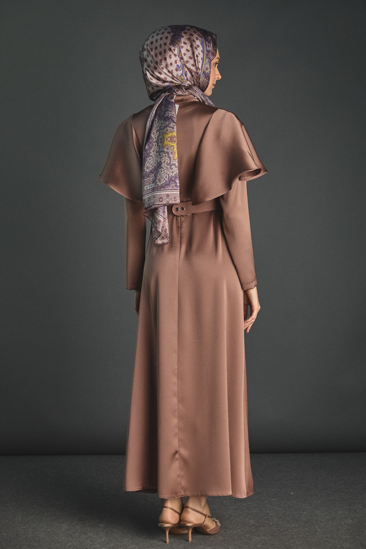 Taş Detaylı Volanlı Kemerli Elbise