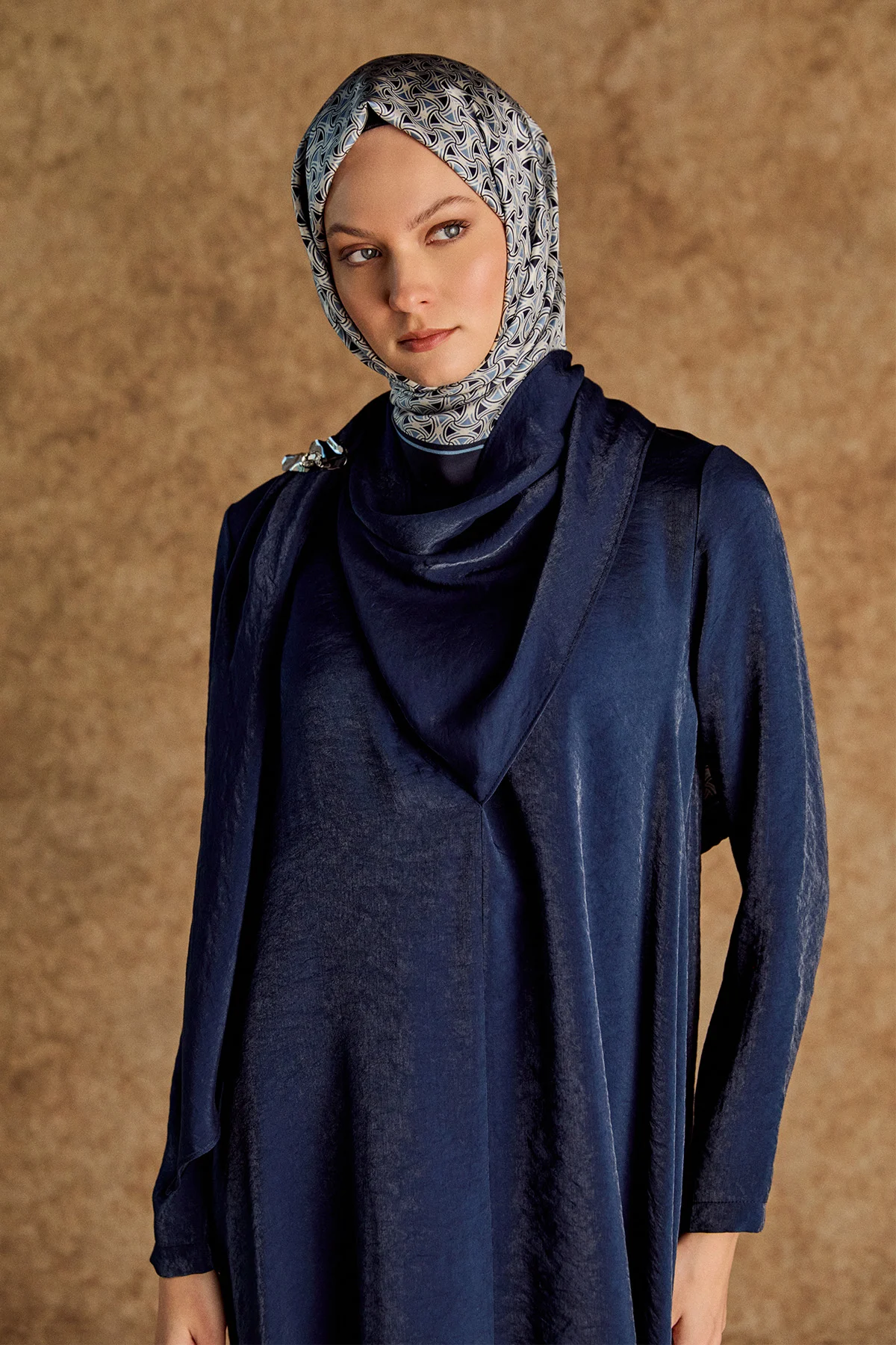 Fular Yakalı Jakarlı Elbise, Tesettür Giyim