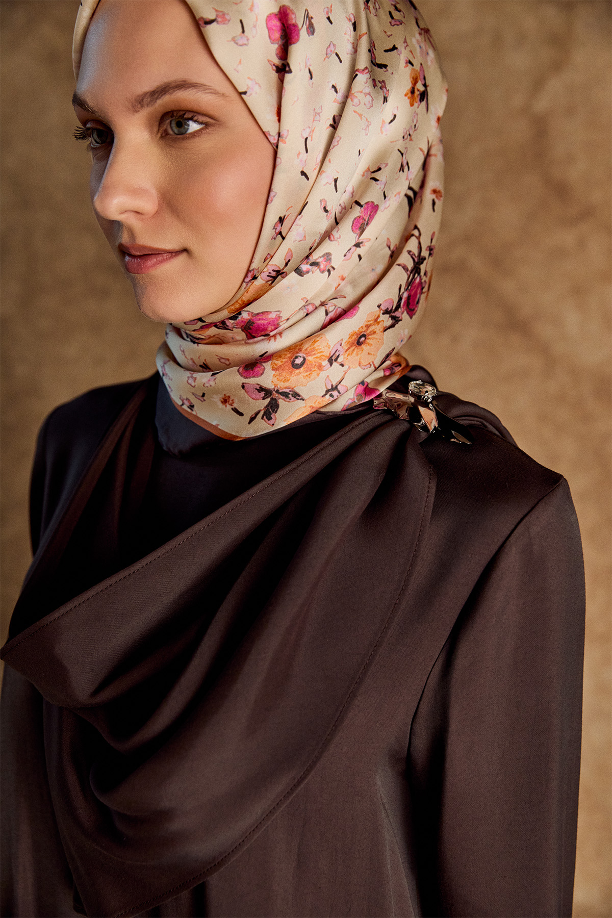 Fular Yakalı Jakarlı Elbise