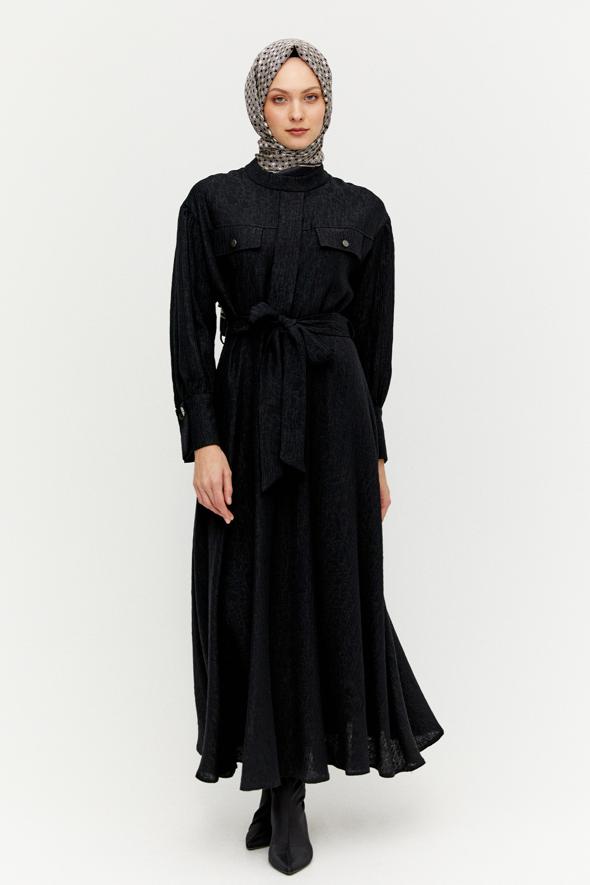 Jakarlı Yüksek Yakalı Elbise