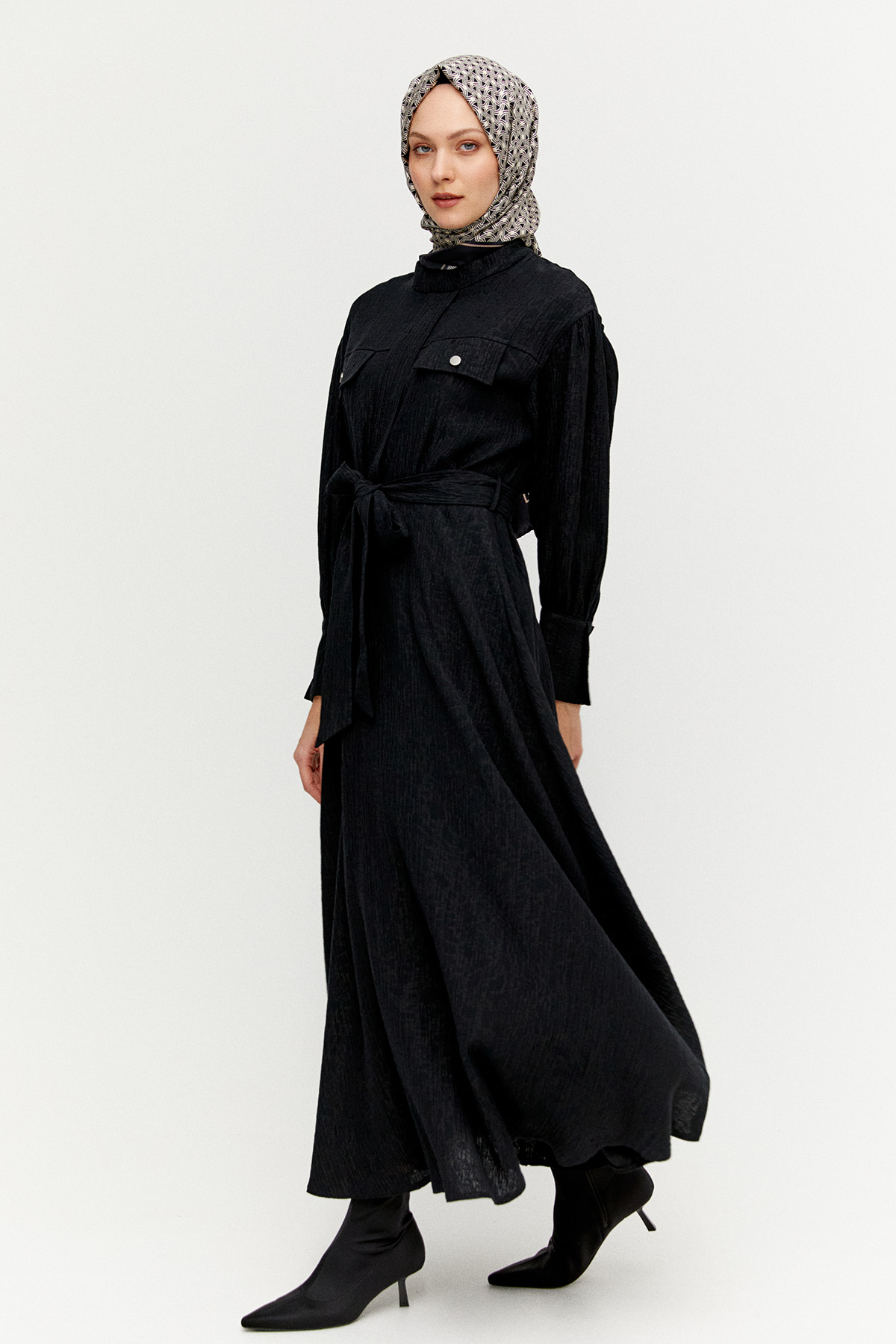 Jakarlı Yüksek Yakalı Elbise