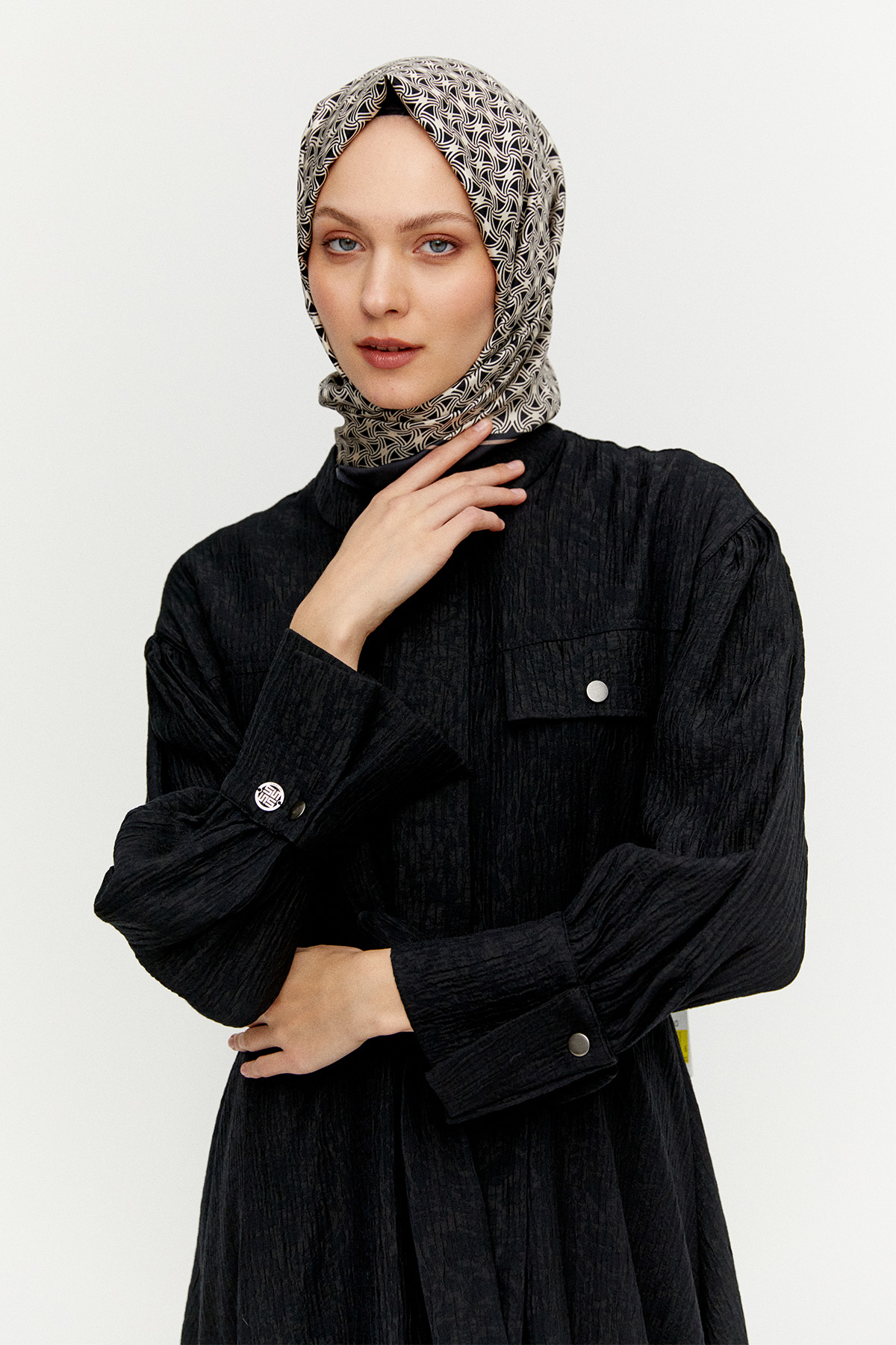 Jakarlı Yüksek Yakalı Elbise