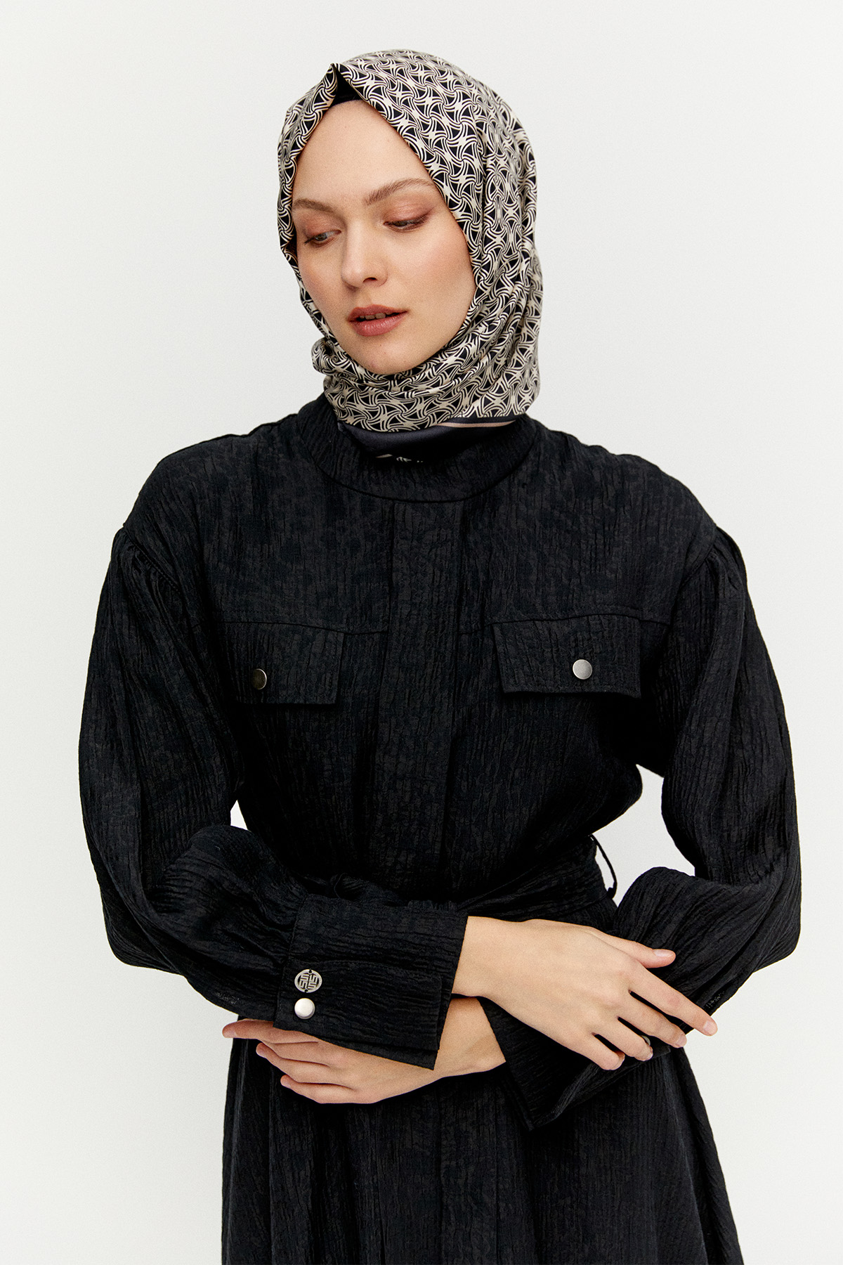 Jakarlı Yüksek Yakalı Elbise