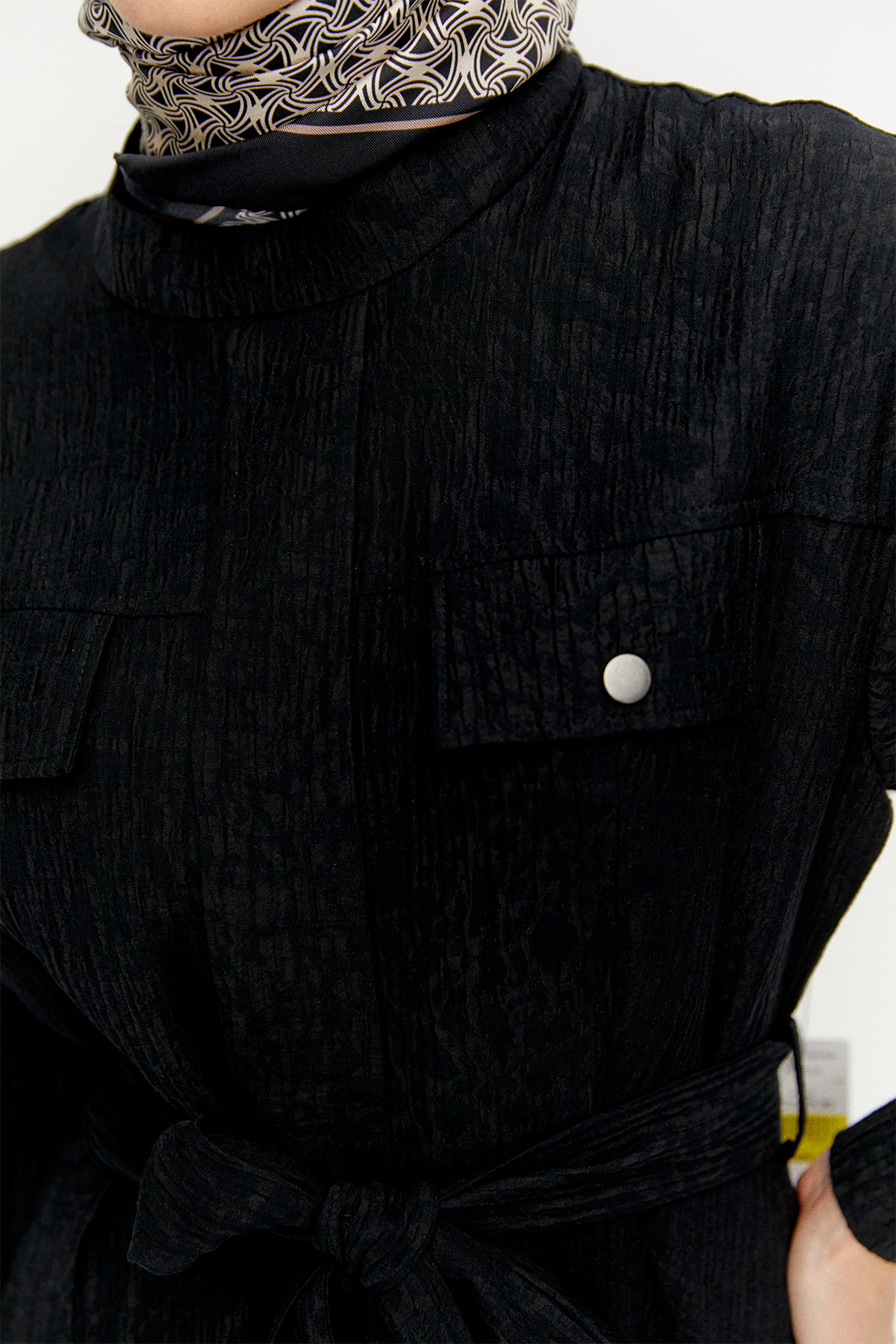 Jakarlı Yüksek Yakalı Elbise