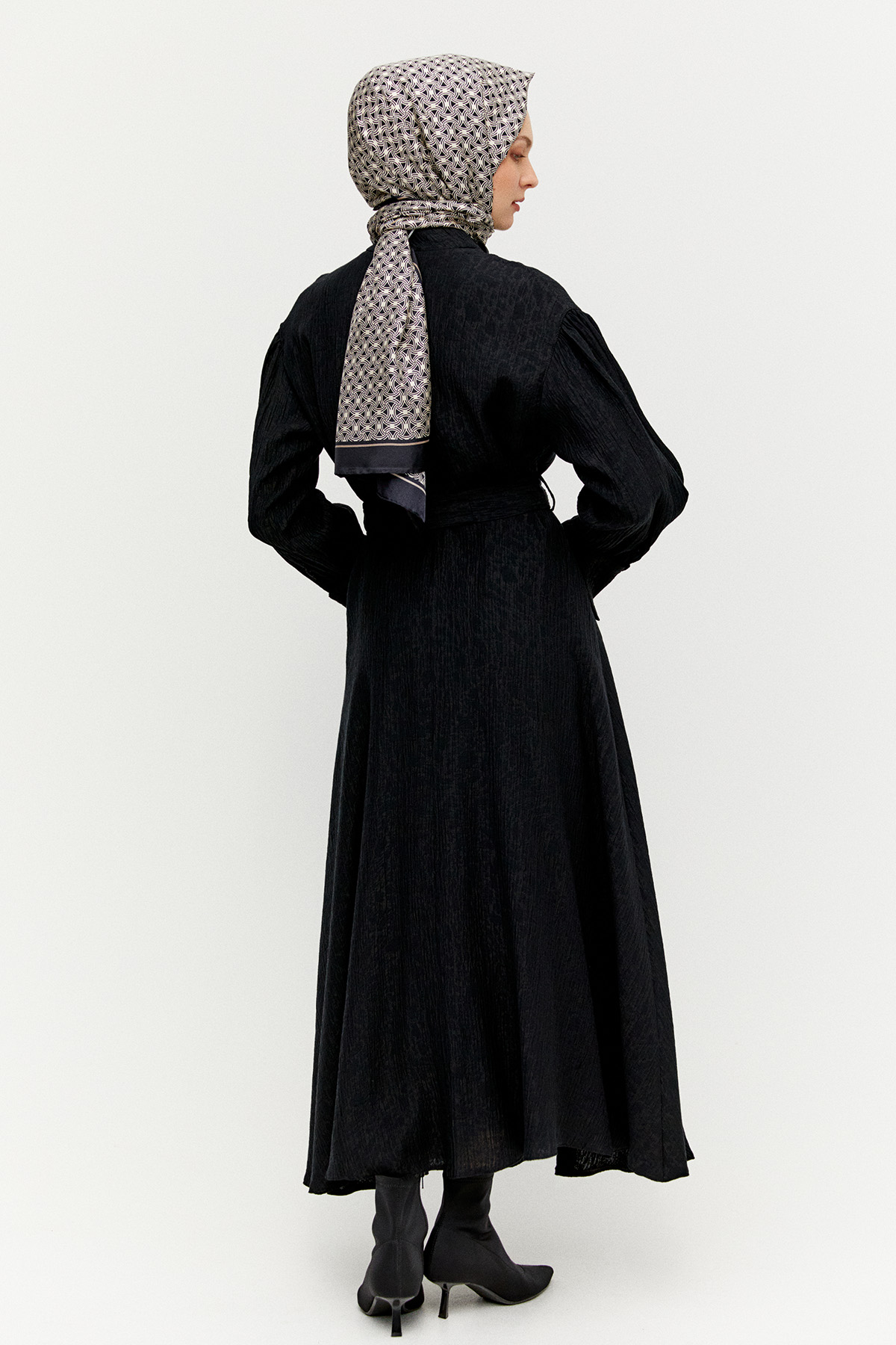 Jakarlı Yüksek Yakalı Elbise