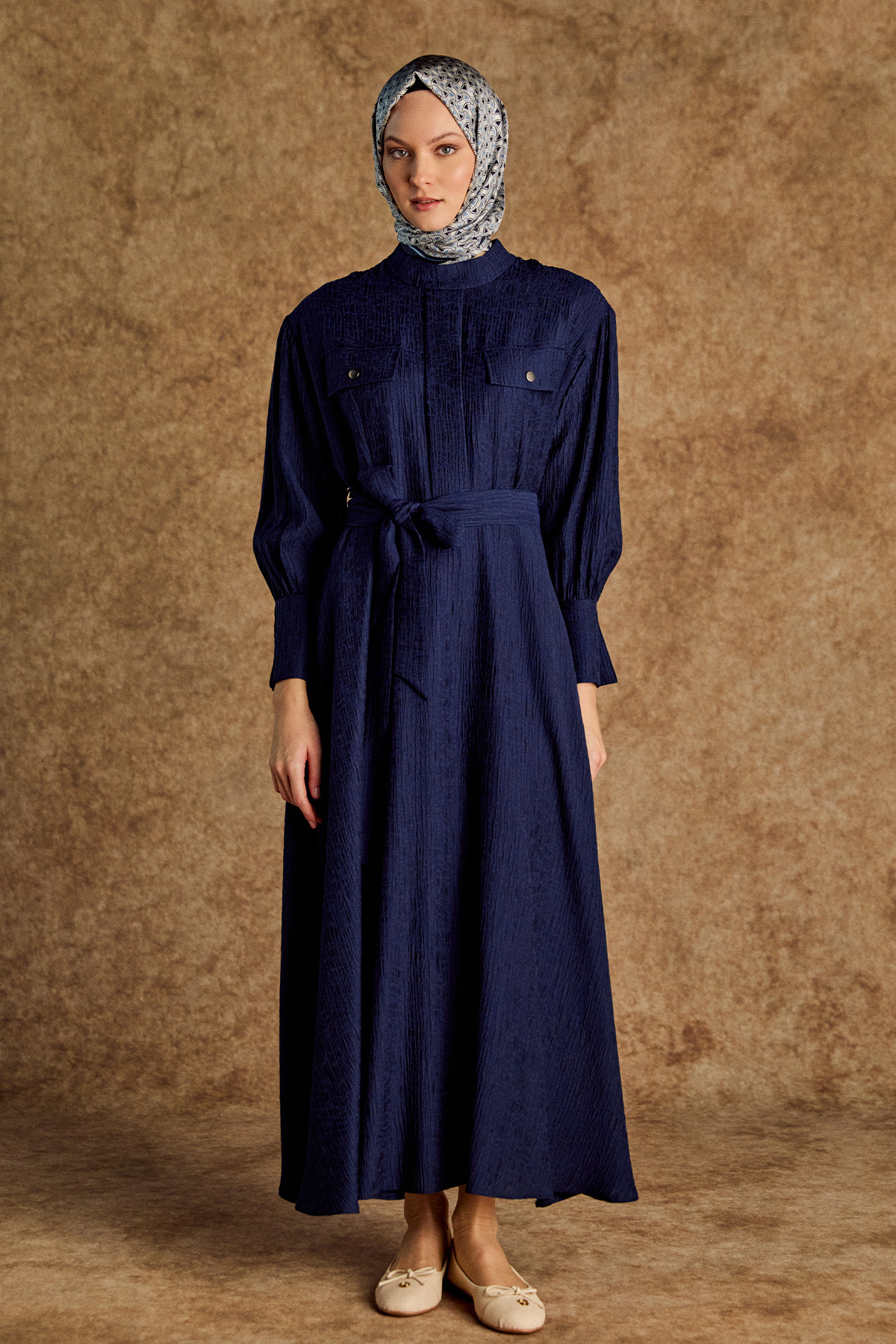 Jakarlı Yüksek Yakalı Elbise