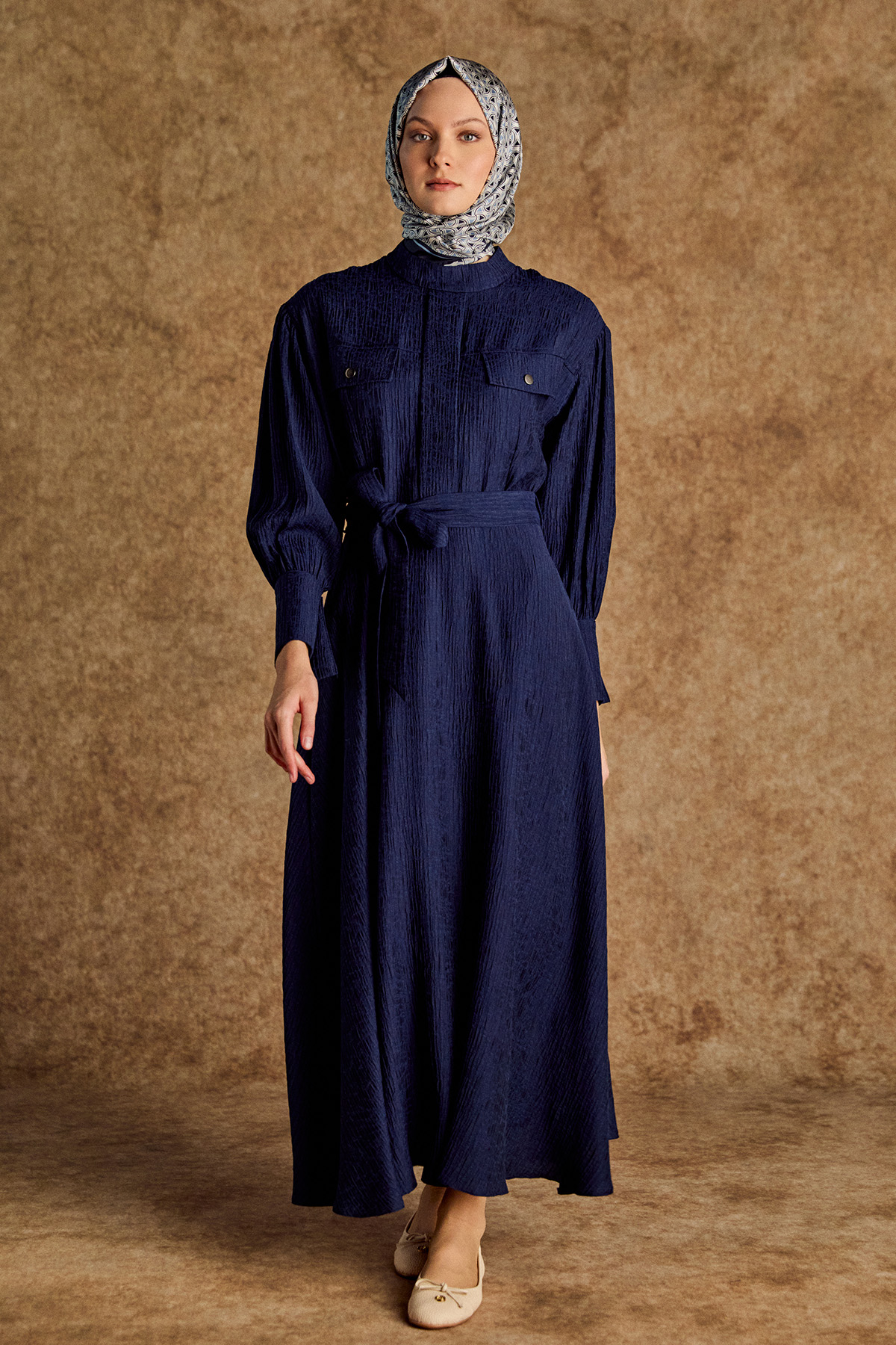 Jakarlı Yüksek Yakalı Elbise