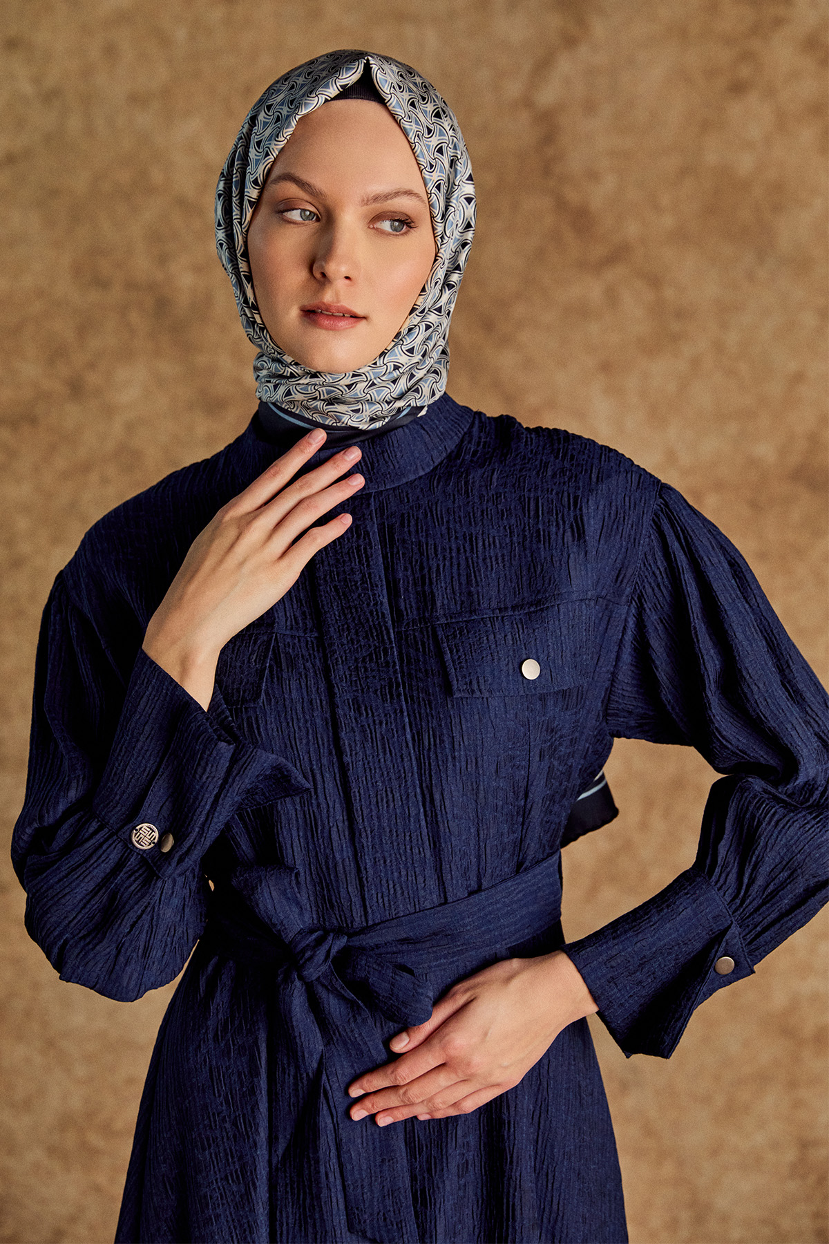 Jakarlı Yüksek Yakalı Elbise