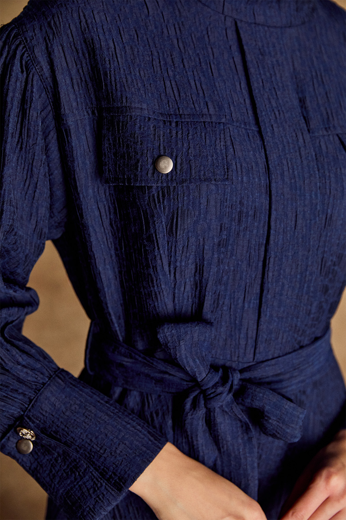 Jakarlı Yüksek Yakalı Elbise