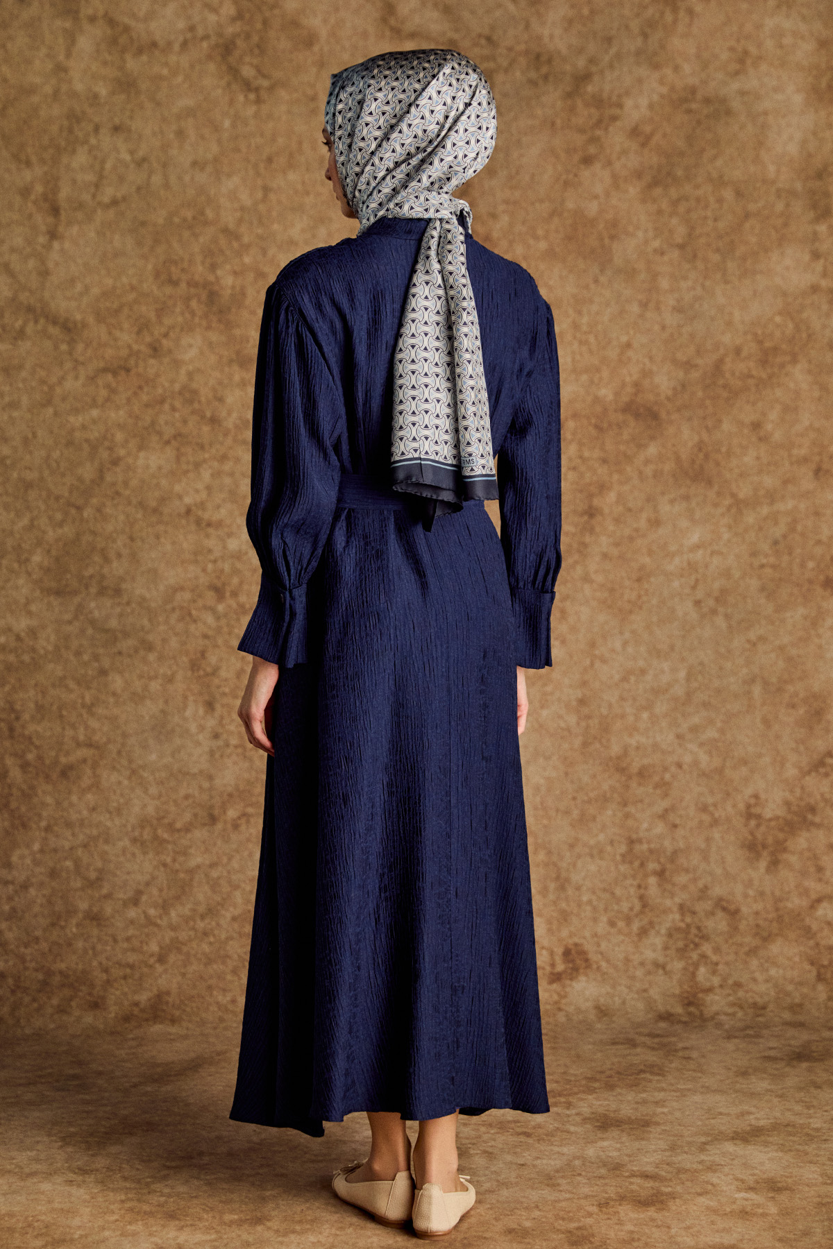 Jakarlı Yüksek Yakalı Elbise