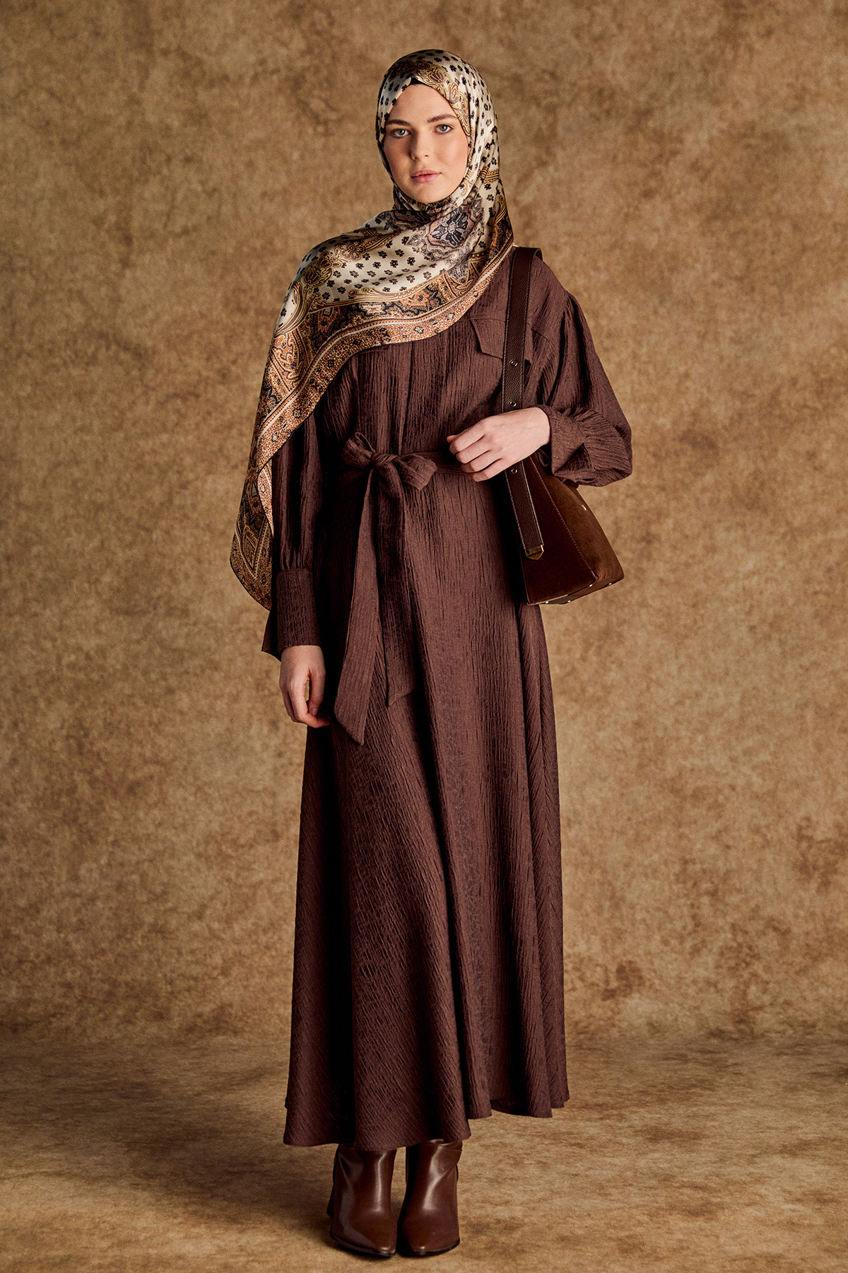 Jakarlı Yüksek Yakalı Elbise