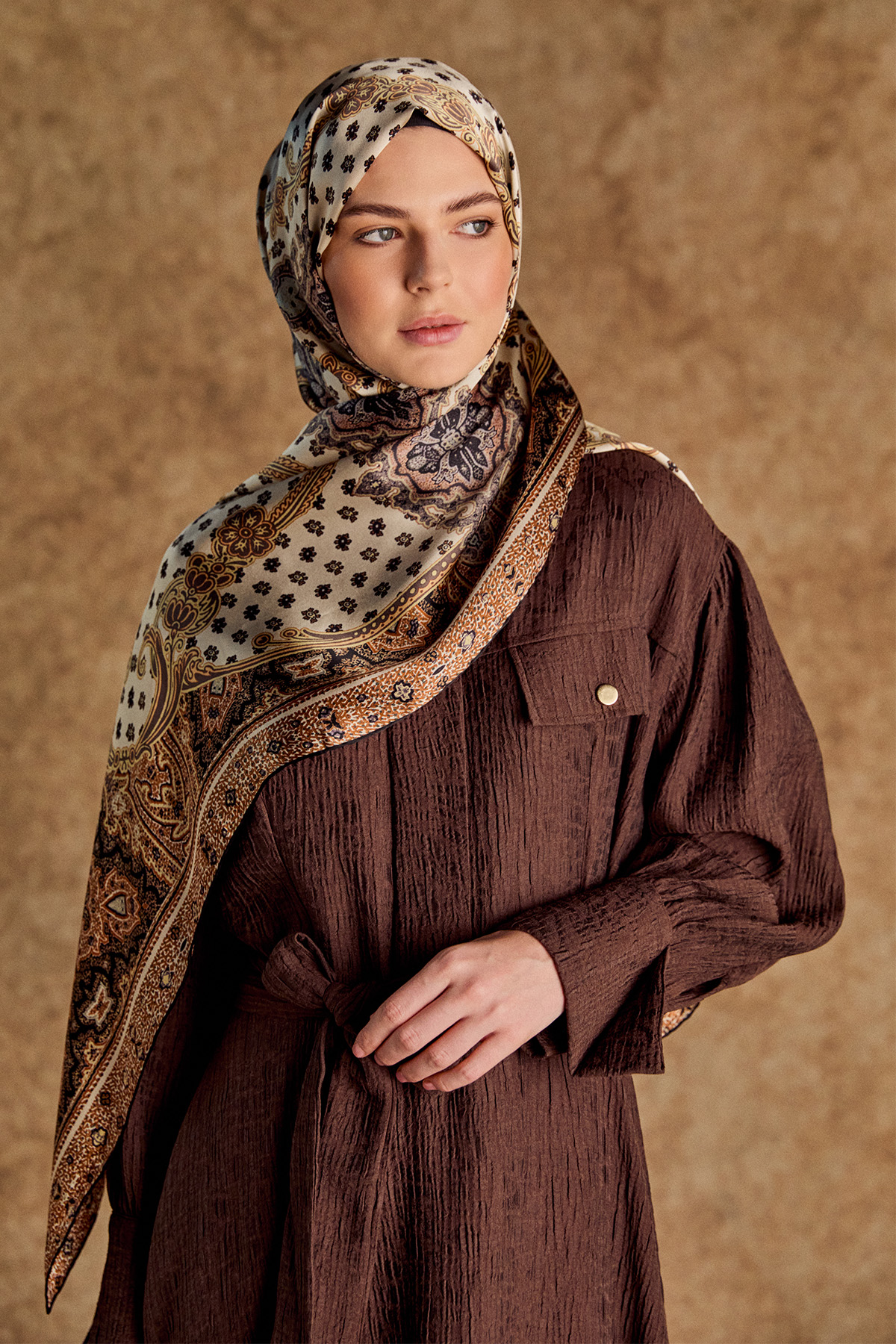 Jakarlı Yüksek Yakalı Elbise