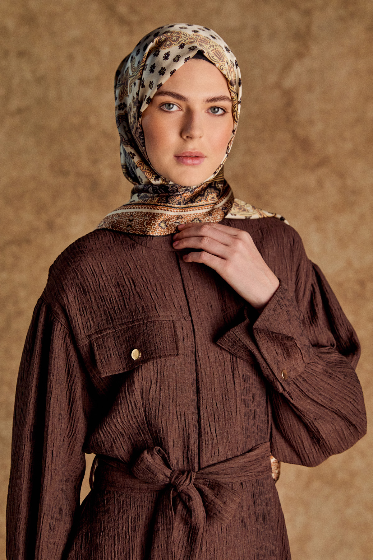 Jakarlı Yüksek Yakalı Elbise