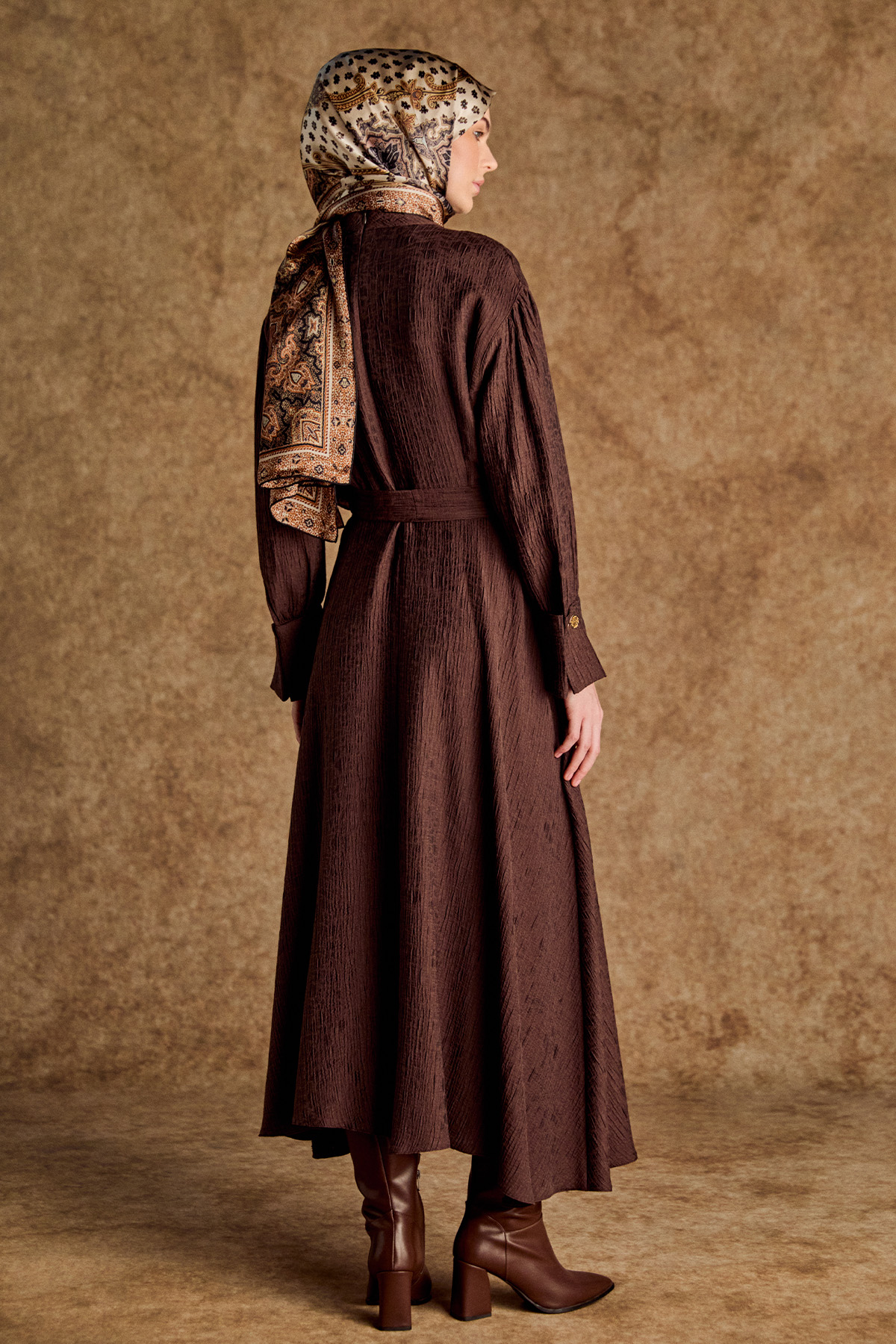 Jakarlı Yüksek Yakalı Elbise