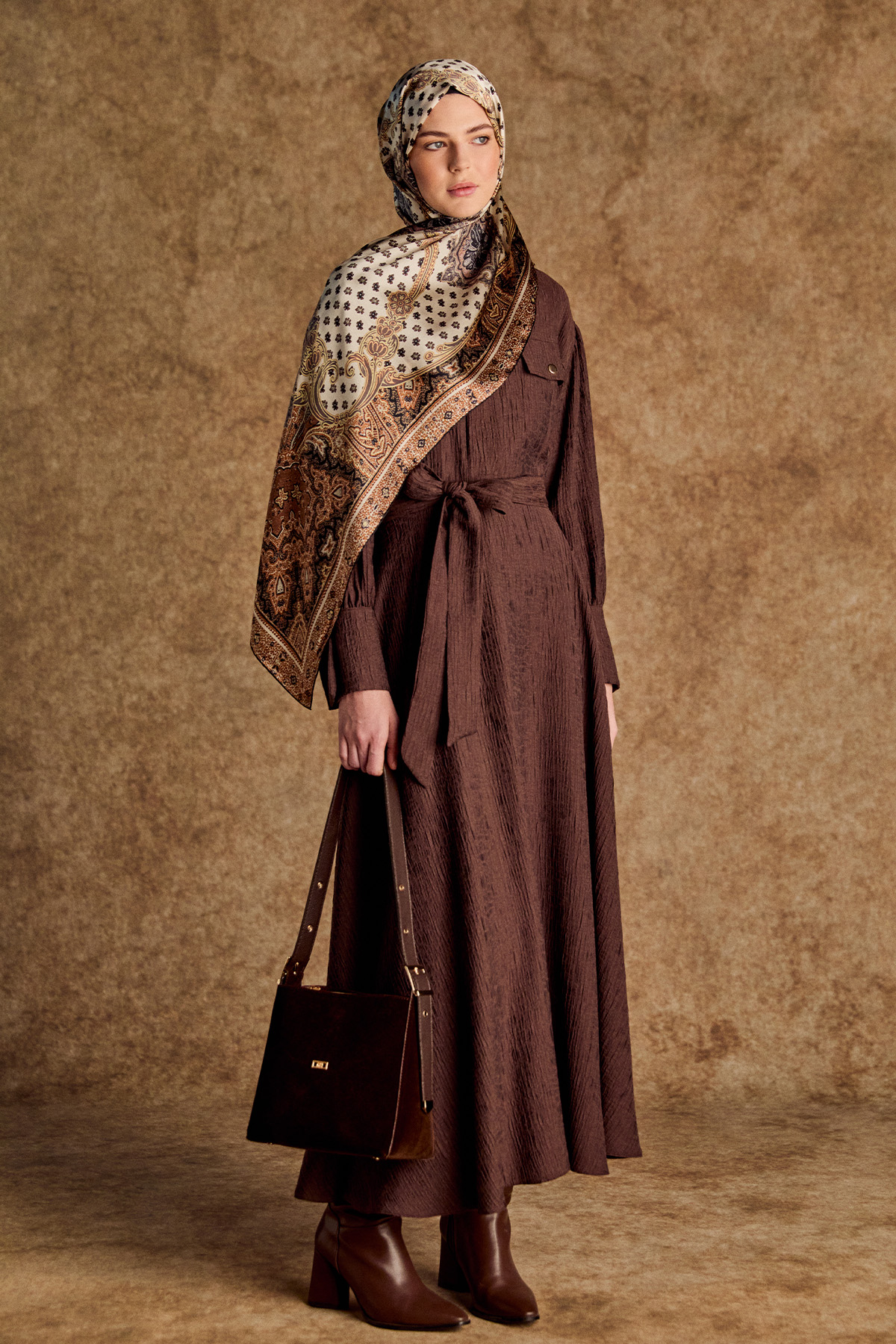 Jakarlı Yüksek Yakalı Elbise