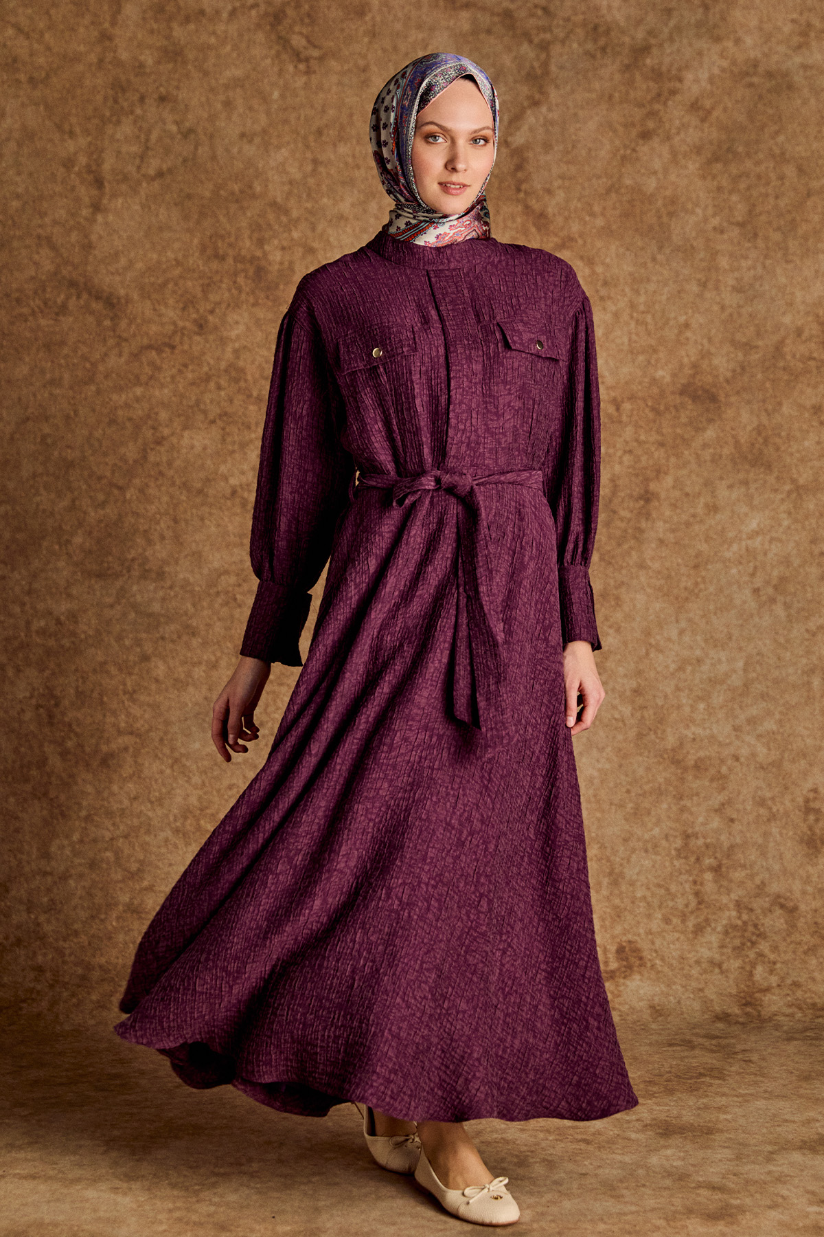 Jakarlı Yüksek Yakalı Elbise