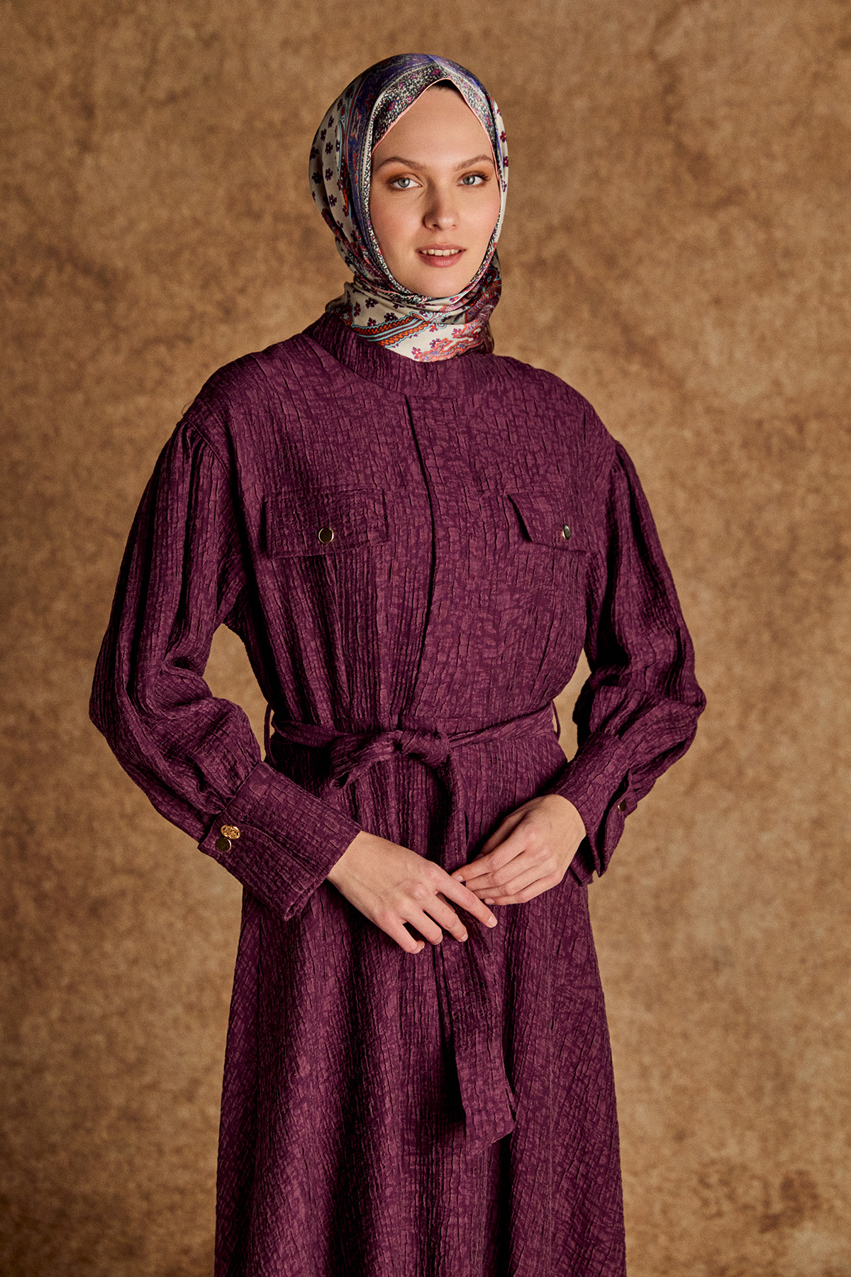 Jakarlı Yüksek Yakalı Elbise