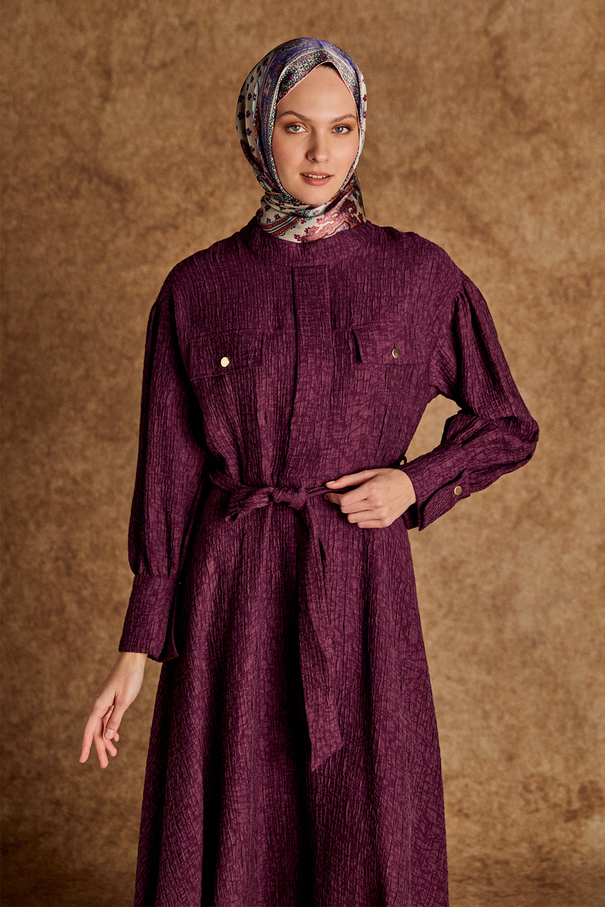 Jakarlı Yüksek Yakalı Elbise