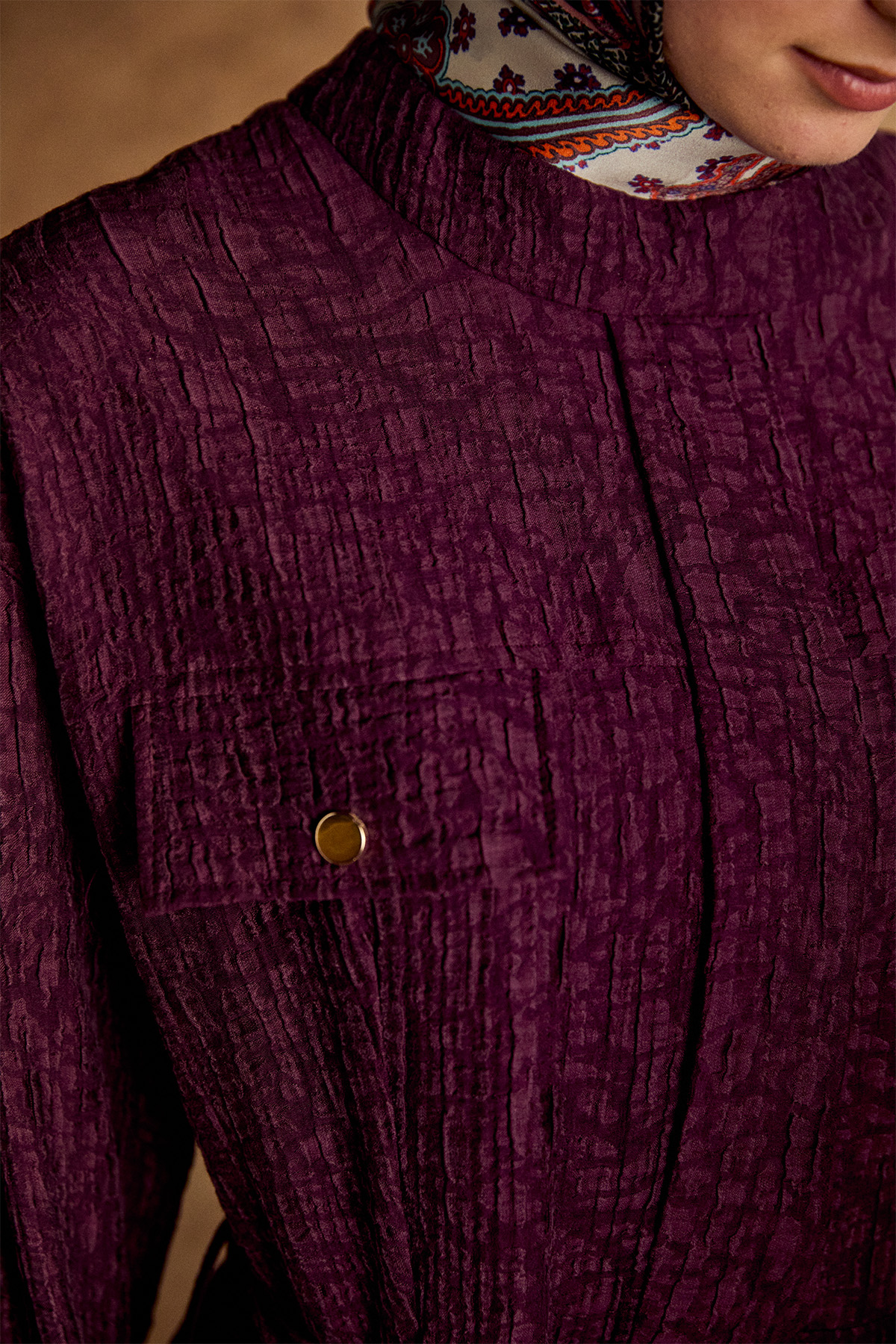 Jakarlı Yüksek Yakalı Elbise