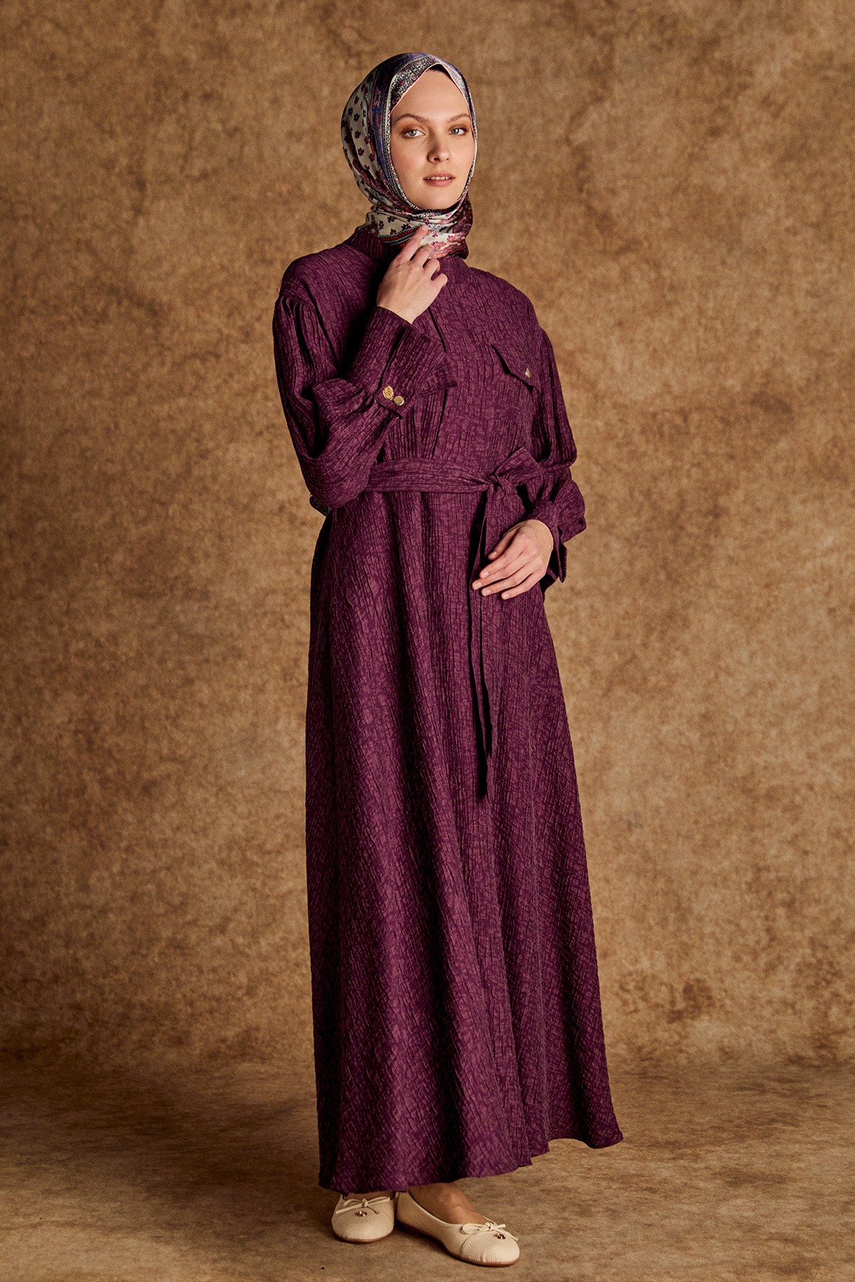 Jakarlı Yüksek Yakalı Elbise