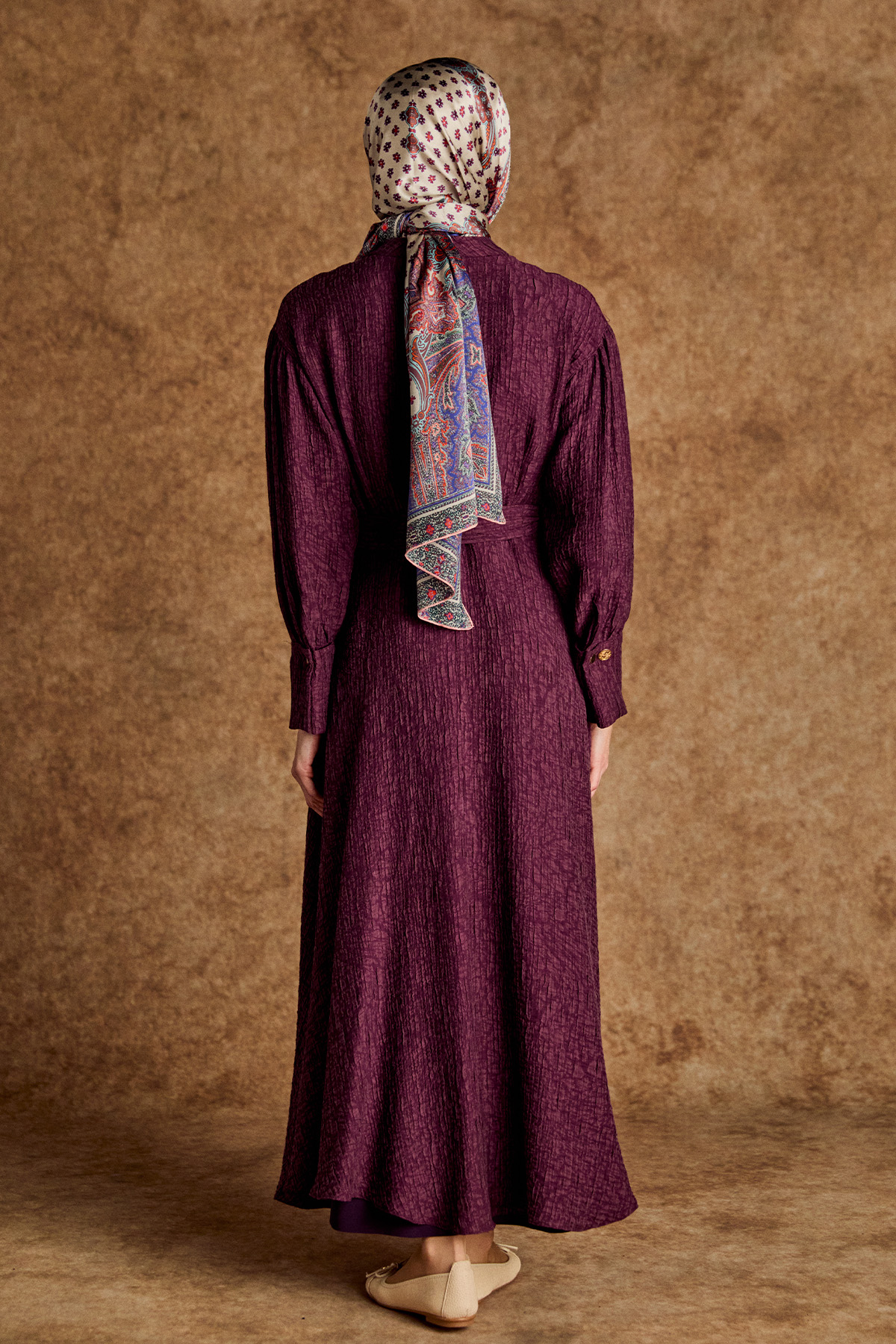 Jakarlı Yüksek Yakalı Elbise