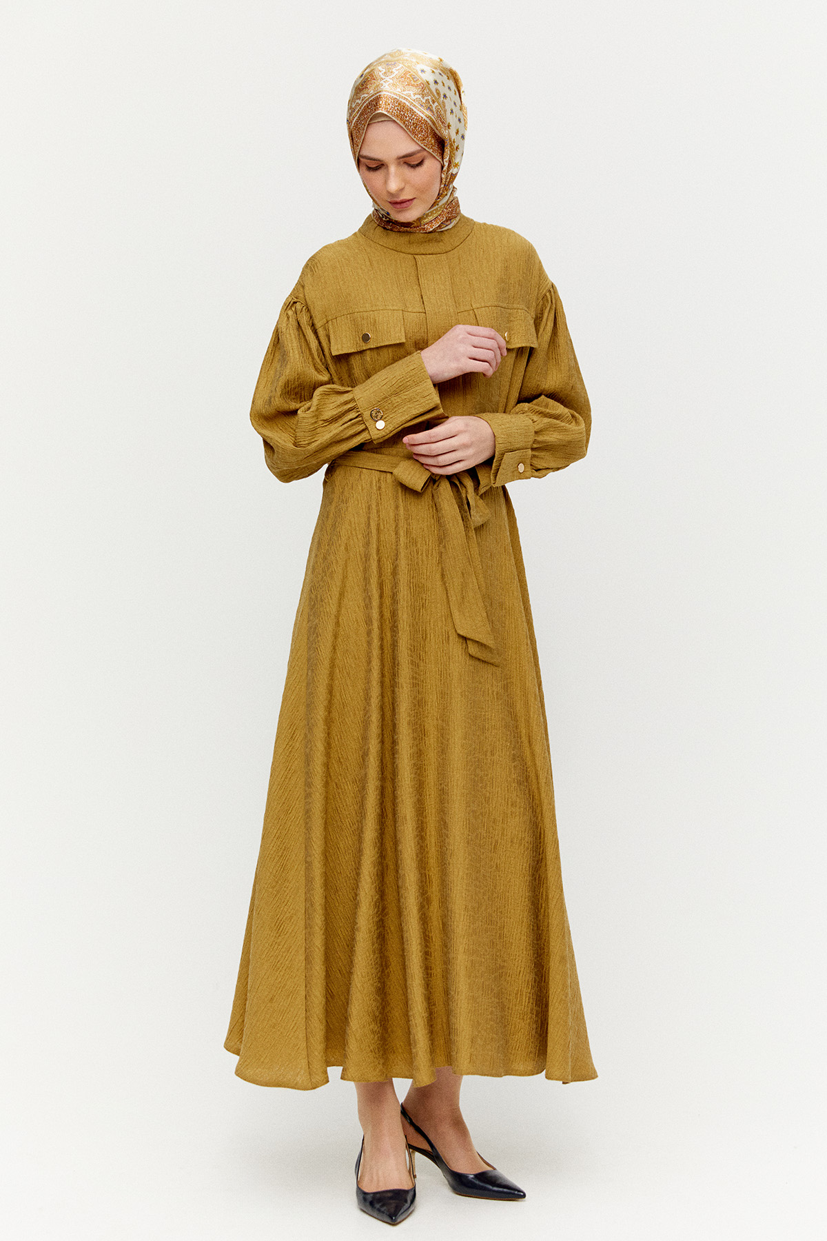 Jakarlı Yüksek Yakalı Elbise