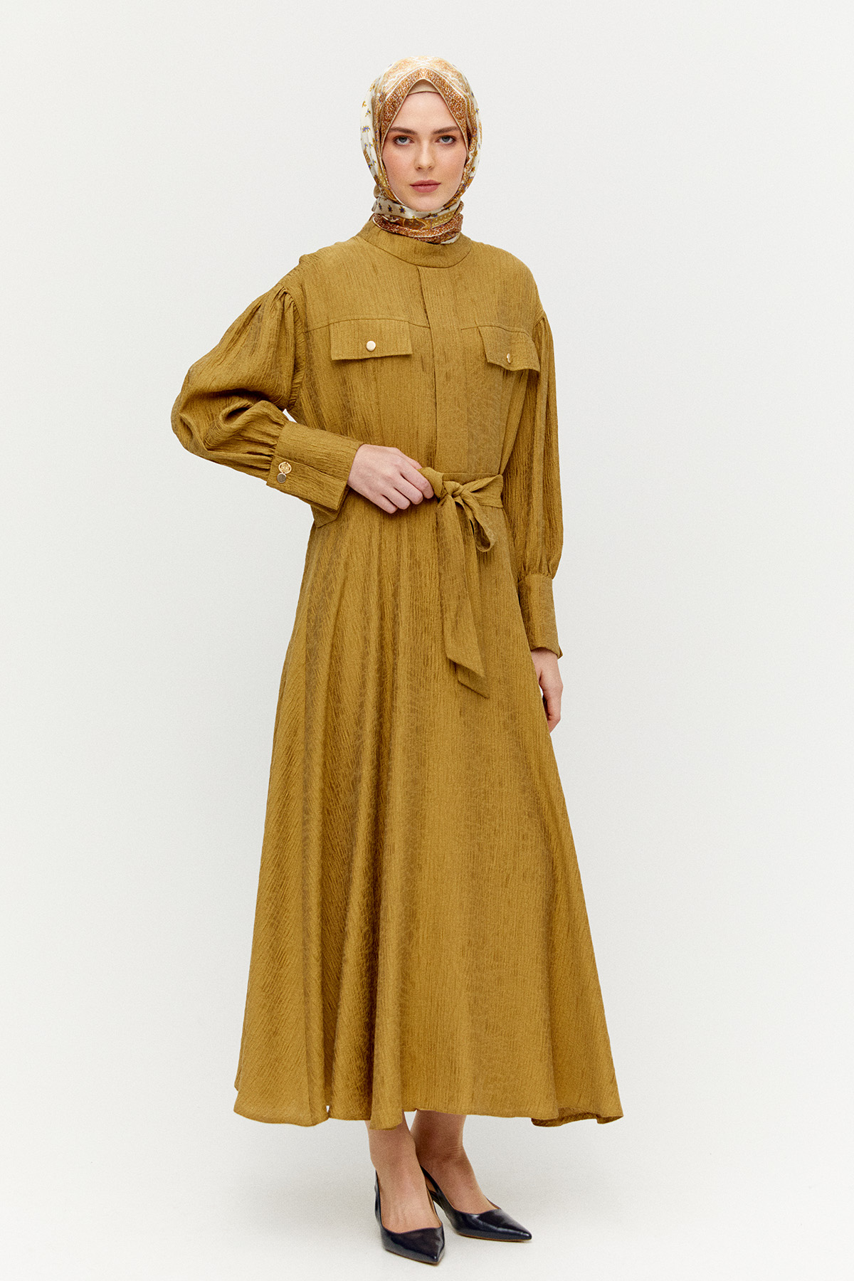 Jakarlı Yüksek Yakalı Elbise