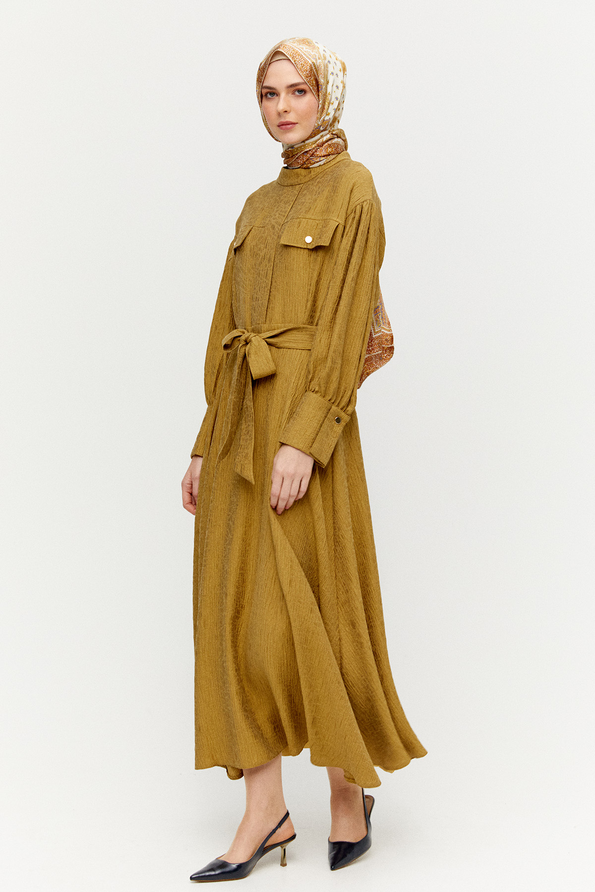 Jakarlı Yüksek Yakalı Elbise