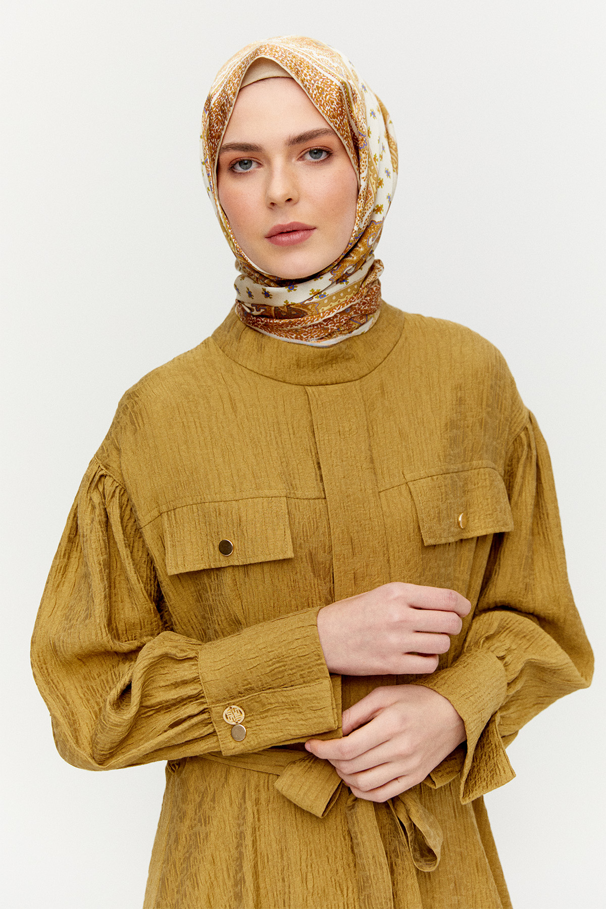 Jakarlı Yüksek Yakalı Elbise