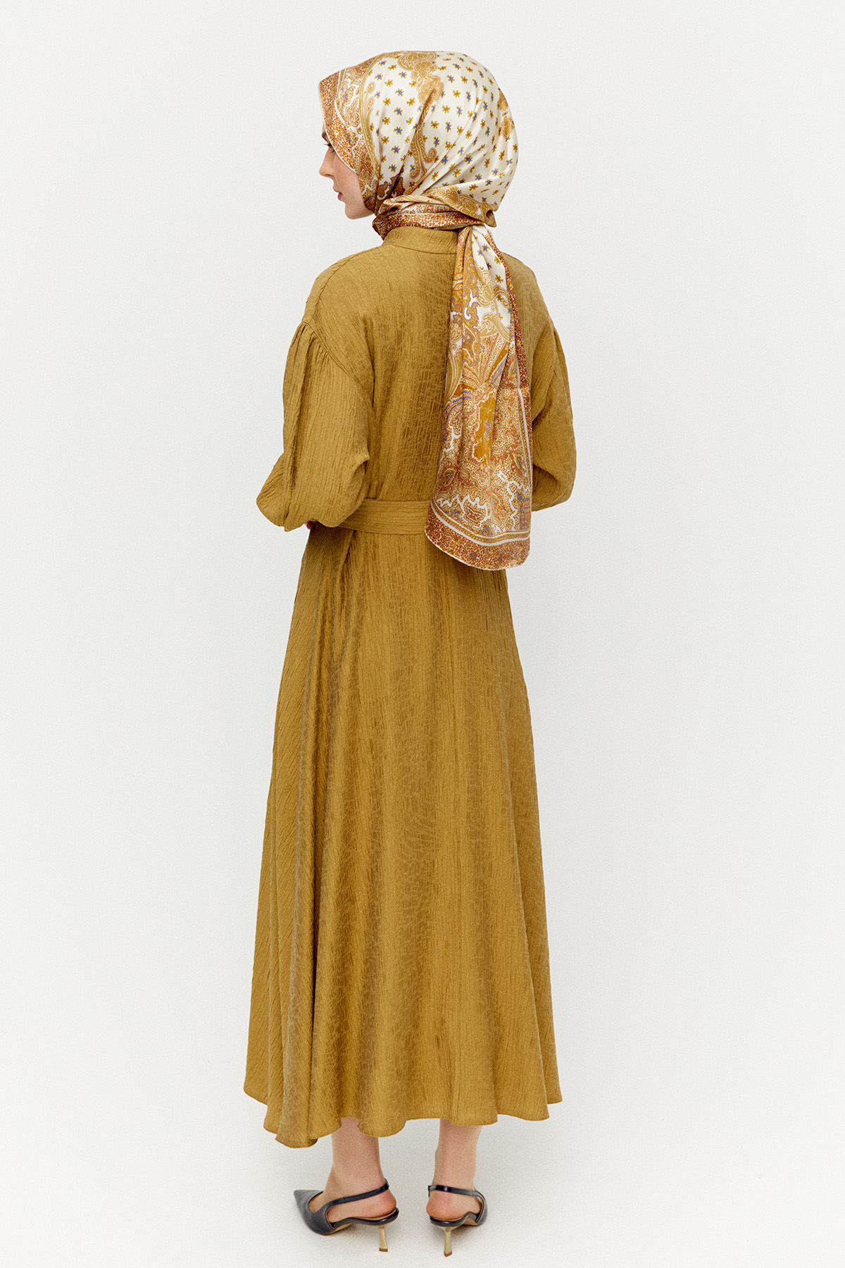 Jakarlı Yüksek Yakalı Elbise