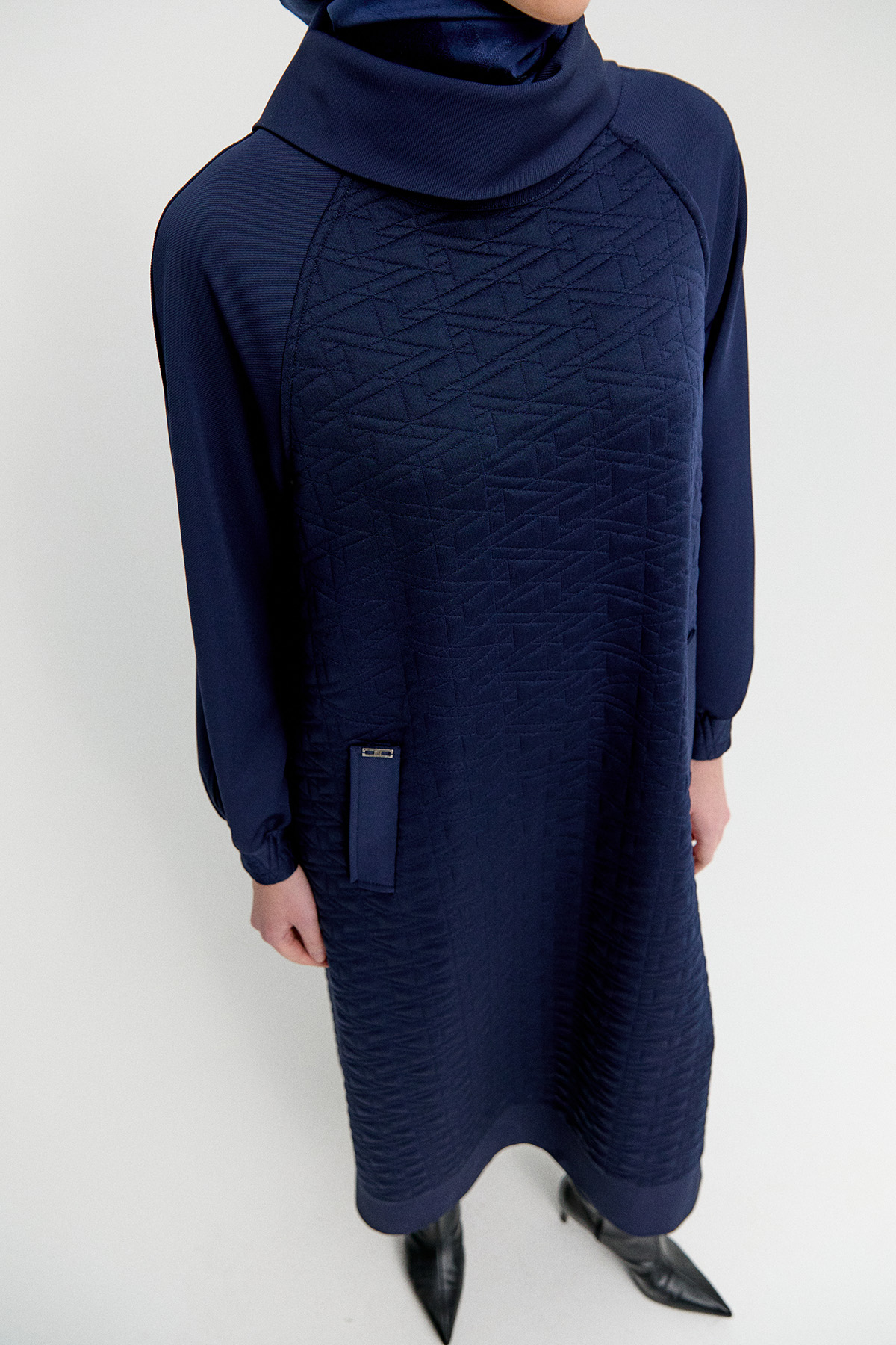 Yüksek Yakalı Dokulu Reglan Elbise, Tesettür Giyim