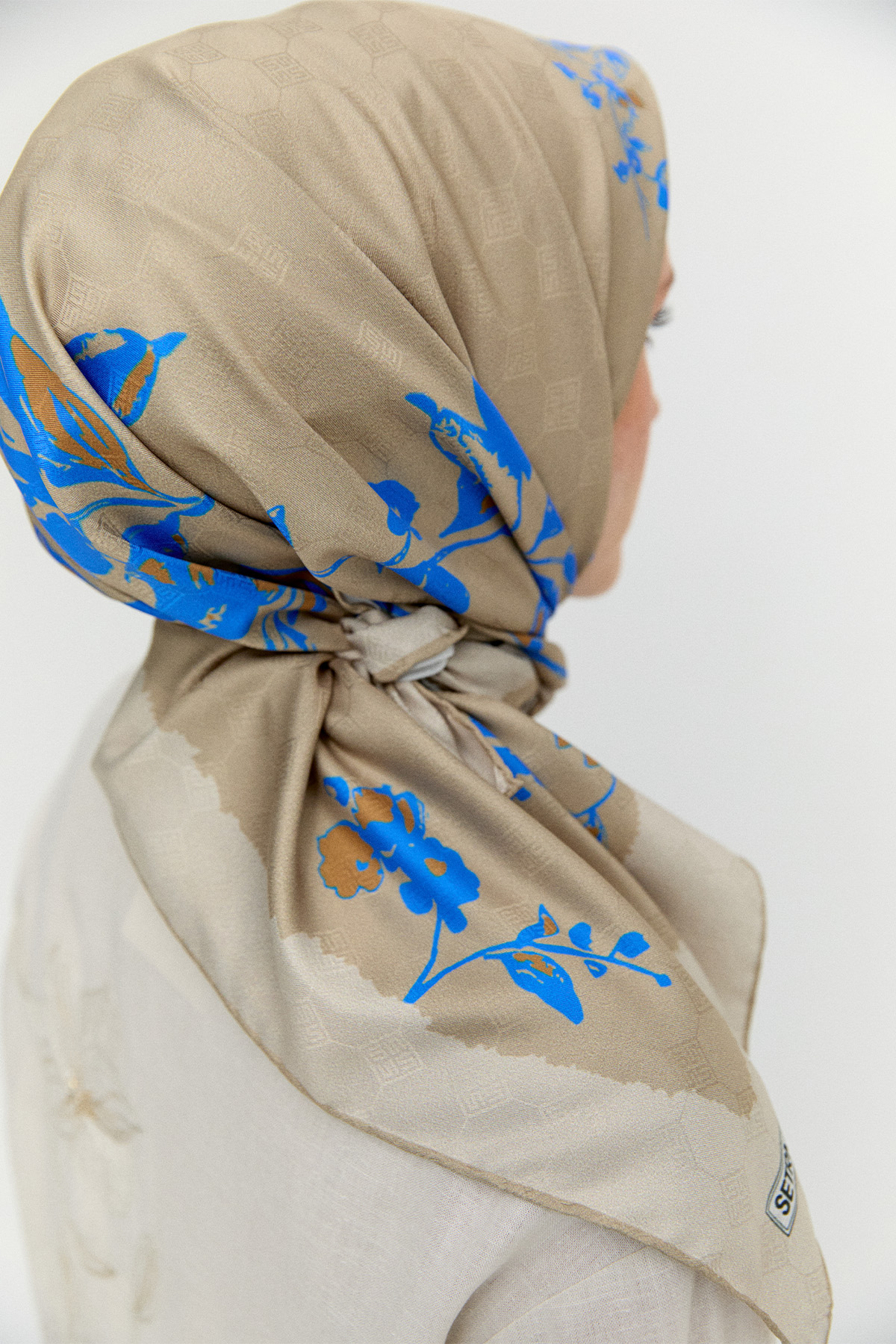 Çiçek Desenli Jakarlı Eşarp, Tesettür Giyim